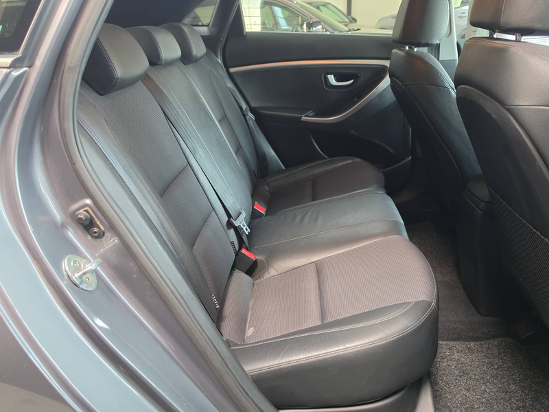Hyundai i30 1.6Crdi Exclusive // Gps // Camera // Led — photo 14