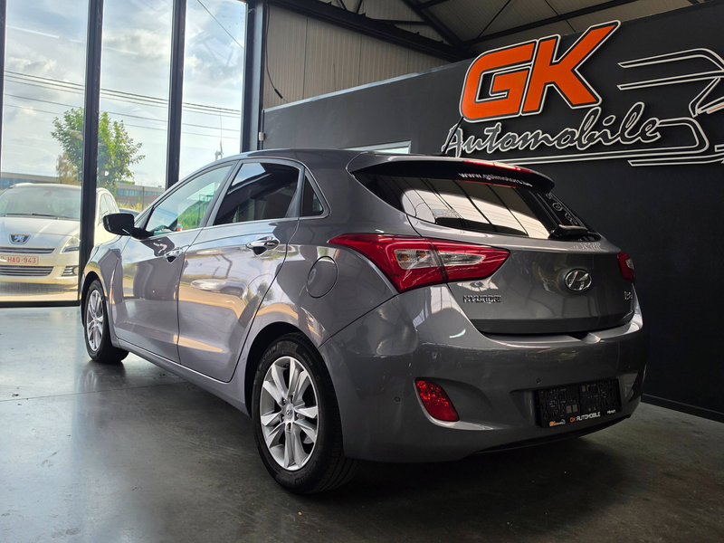 Hyundai i30 1.6Crdi Exclusive // Gps // Camera // Led — photo 2