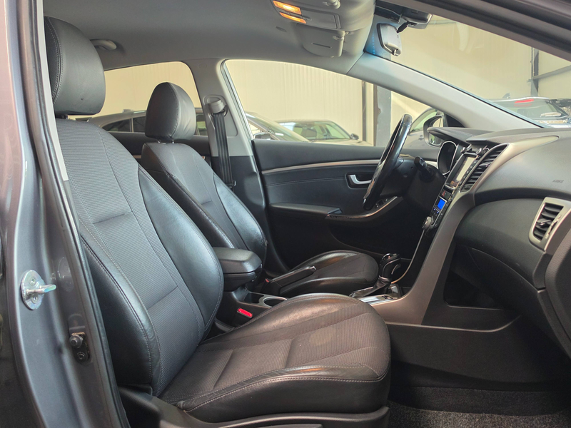 Hyundai i30 1.6Crdi Exclusive // Gps // Camera // Led — photo 13