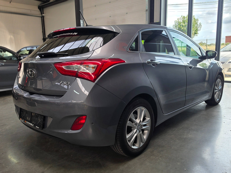 Hyundai i30 1.6Crdi Exclusive // Gps // Camera // Led — photo 9