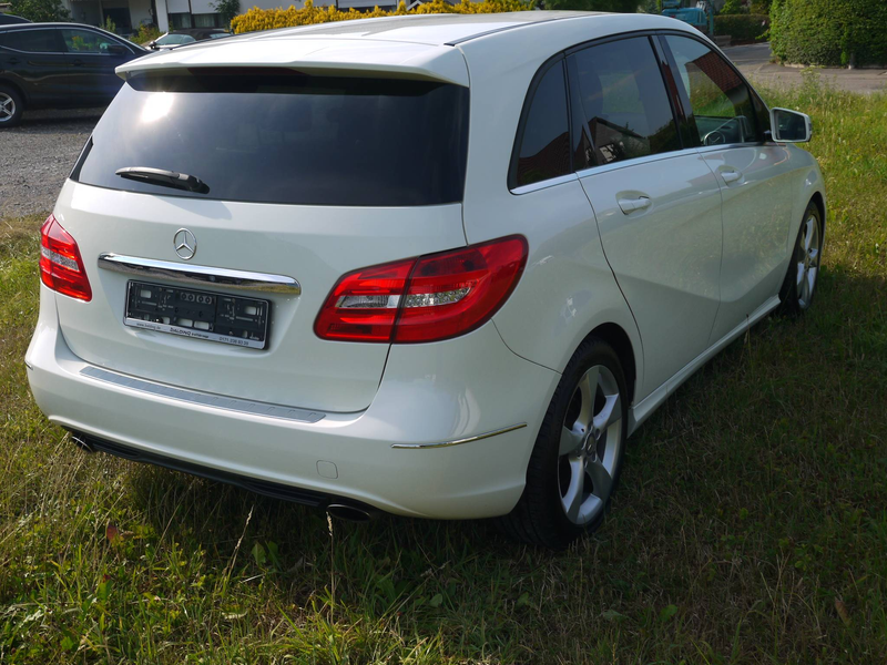 Mercedes-Benz B 180 B 180*sehr gepflegt*Sport-Paket*Bi-Xenon*Navi*SHZ*Inspektion neu* — photo 3