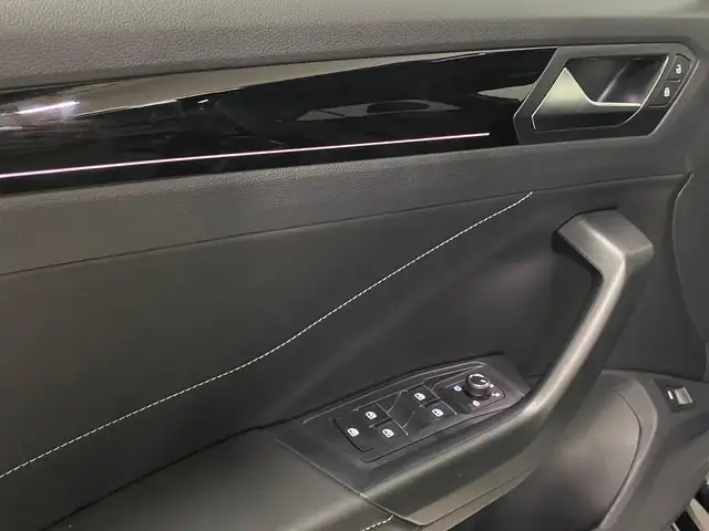 Volkswagen T-Roc view 10