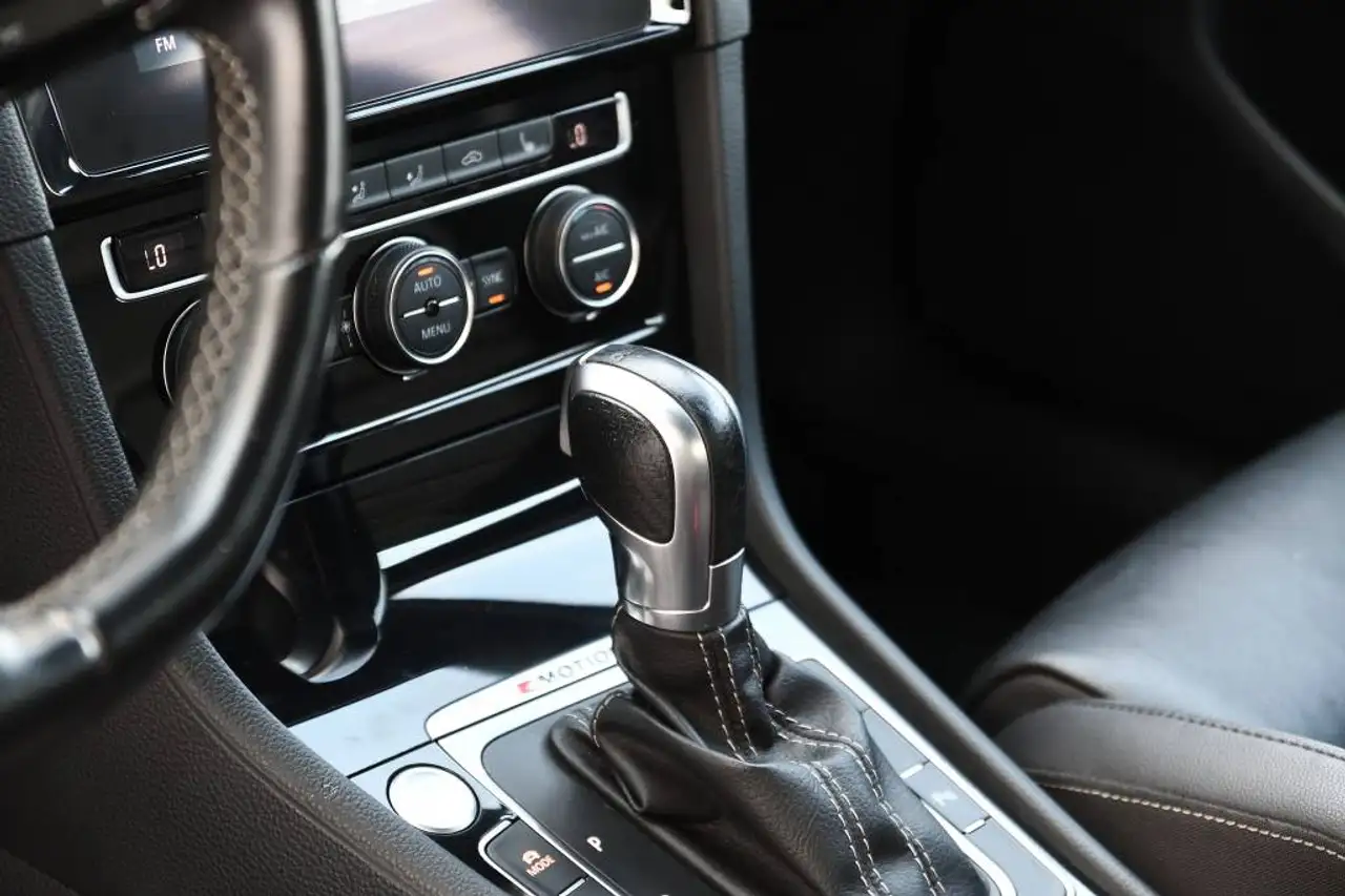 Volkswagen Golf R photo Volkswagen Golf R