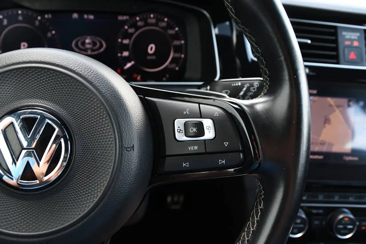 Volkswagen Golf R photo Volkswagen Golf R
