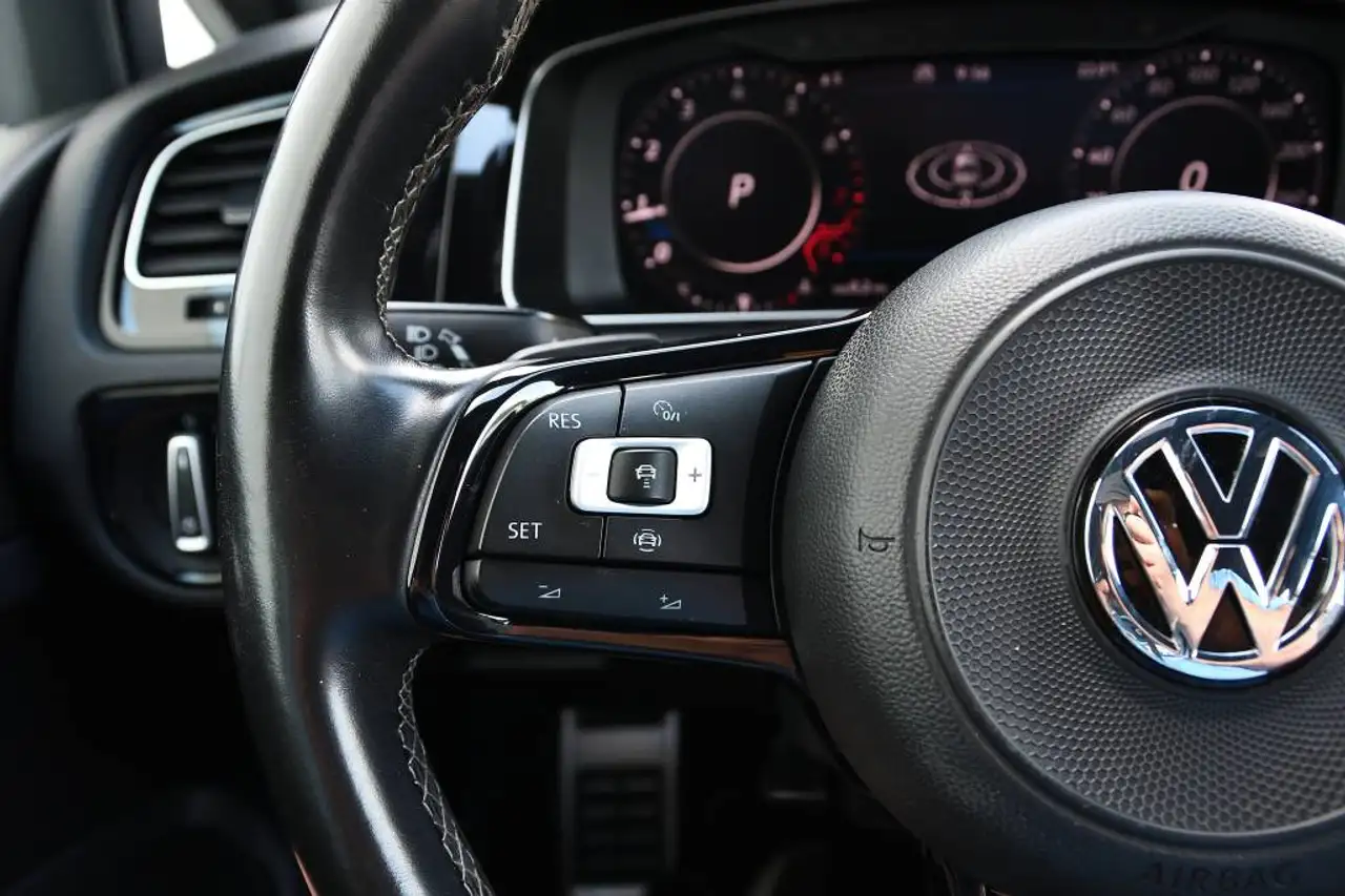 Volkswagen Golf R photo Volkswagen Golf R