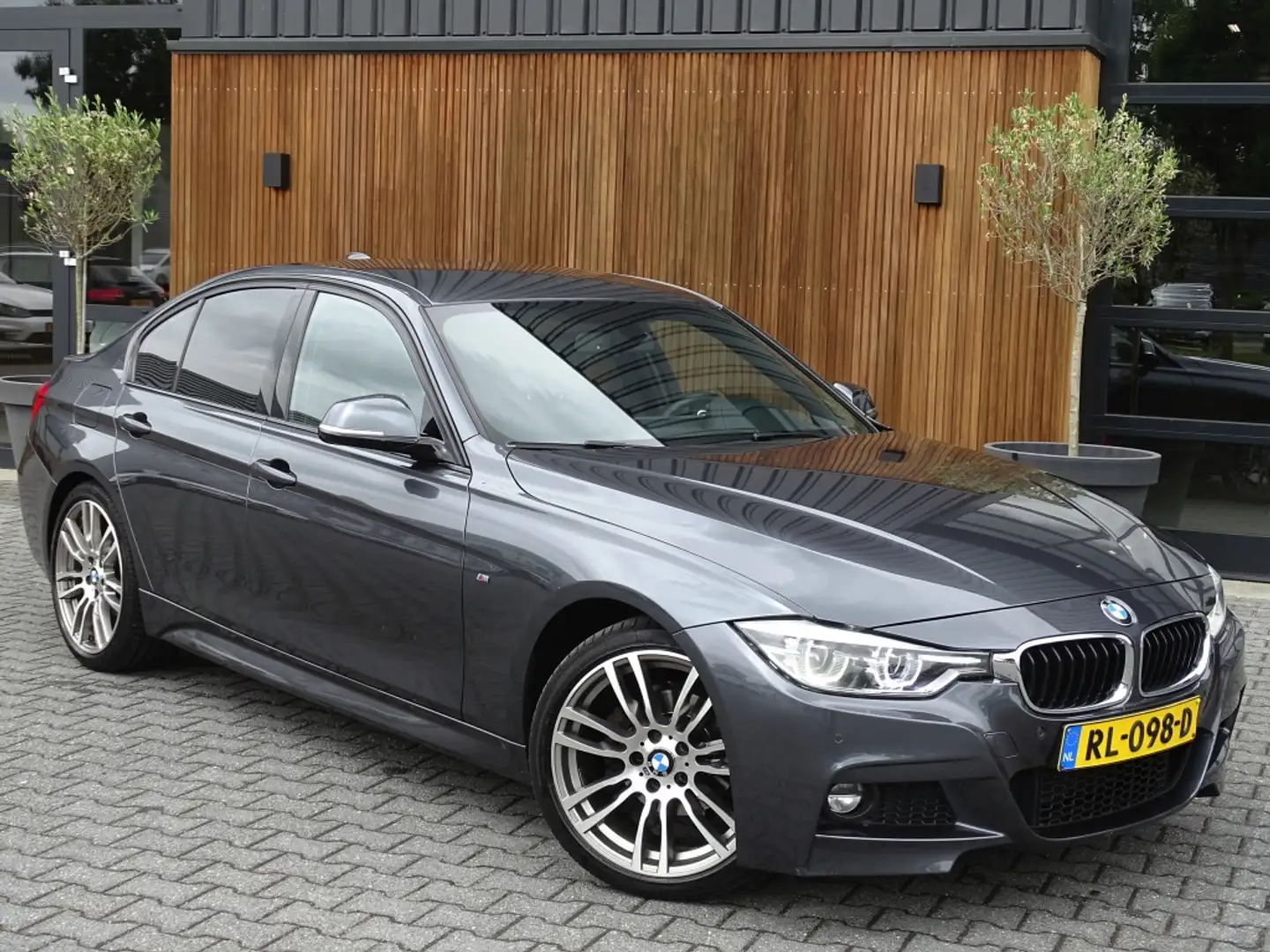 BMW 320 3-serie 320i TwinTurbo Power / High Exec. M-Indivi Grijs - 2