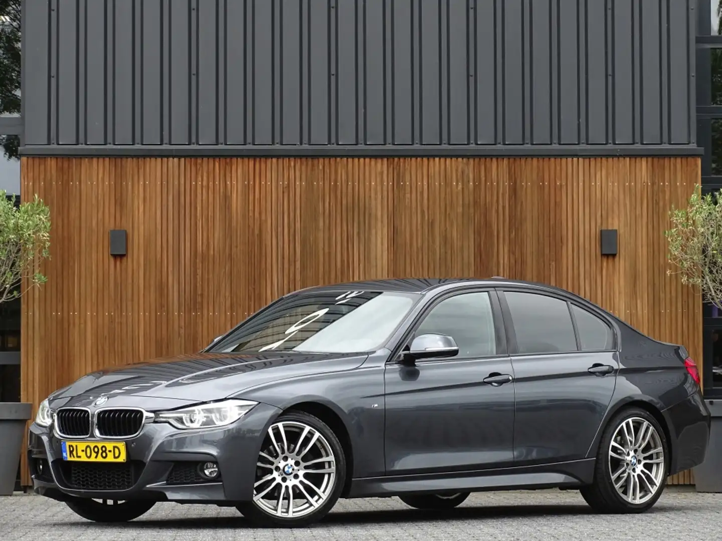 BMW 320 3-serie 320i TwinTurbo Power / High Exec. M-Indivi Grijs - 1