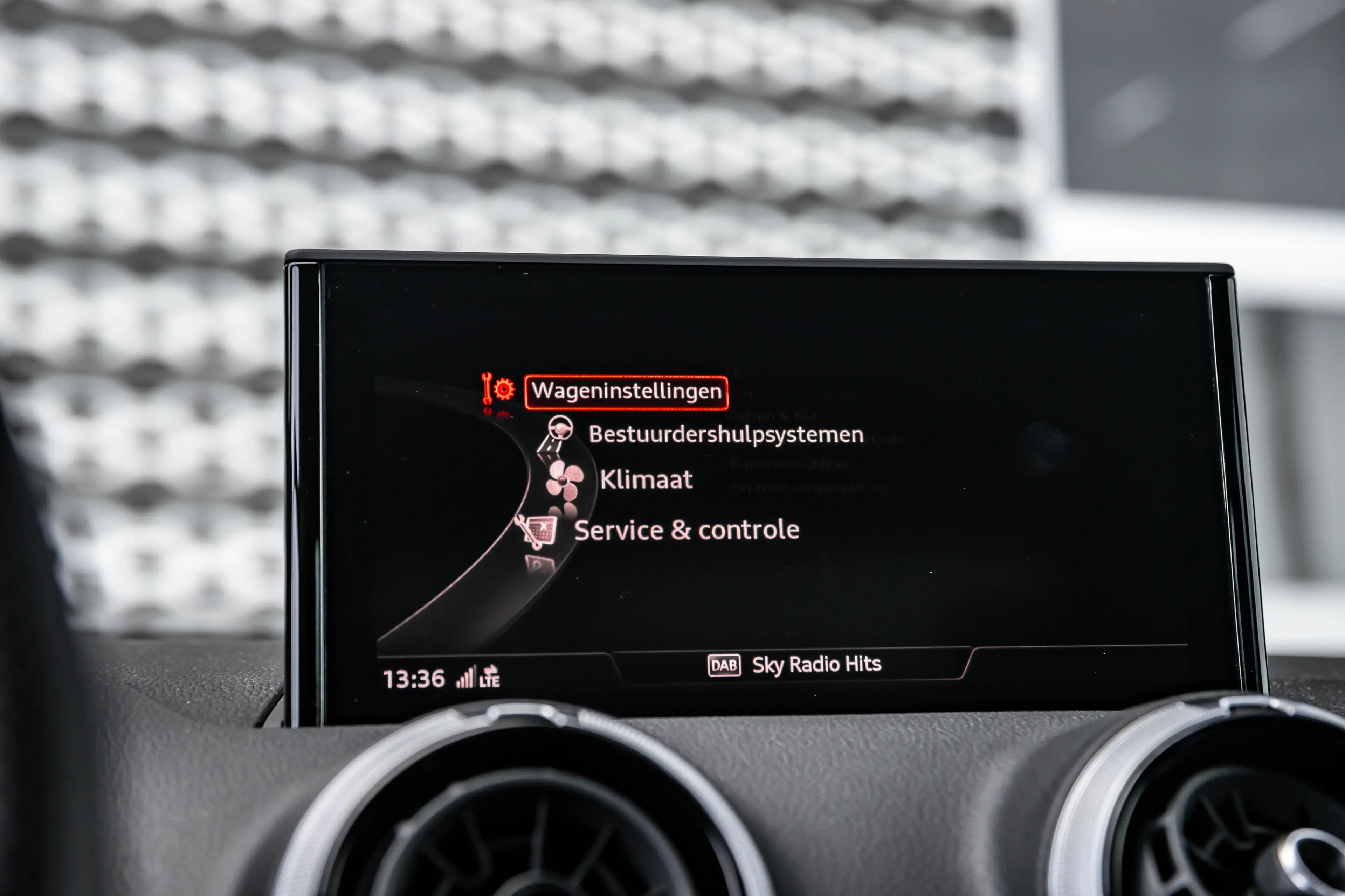 Audi Q2 35 TFSI S Edition — photo 25