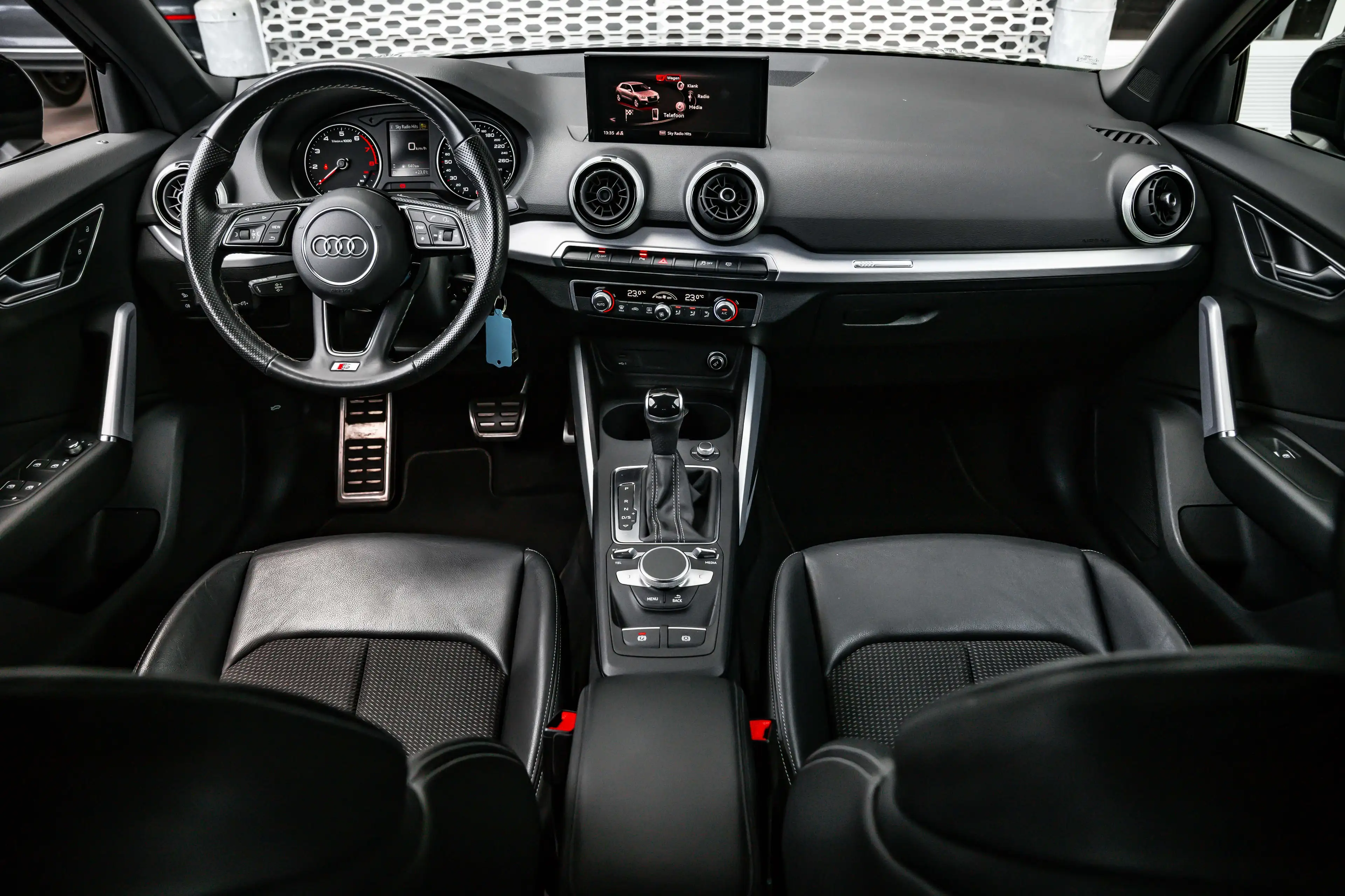 Audi Q2 35 TFSI S Edition — photo 10
