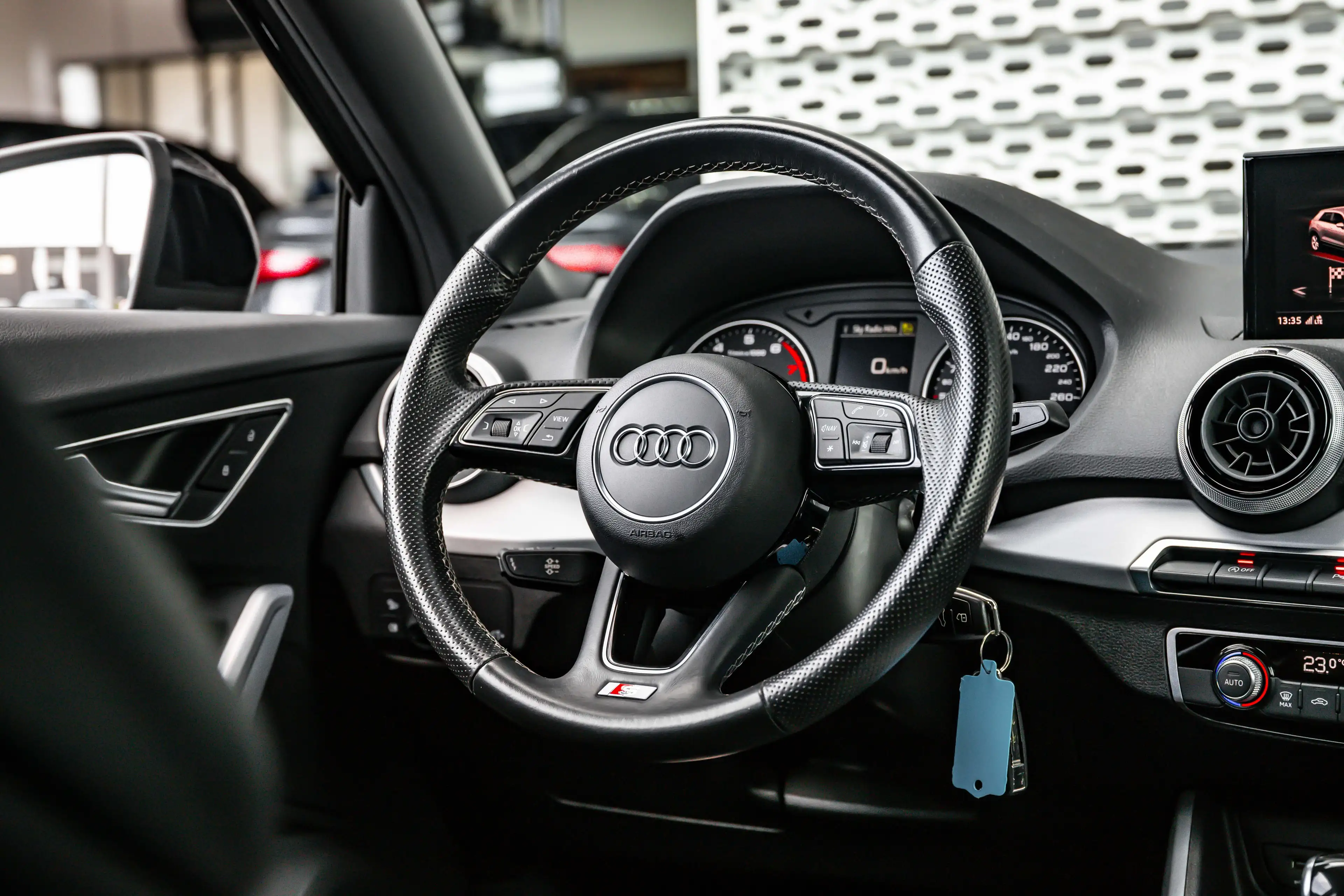 Audi Q2 35 TFSI S Edition — photo 11