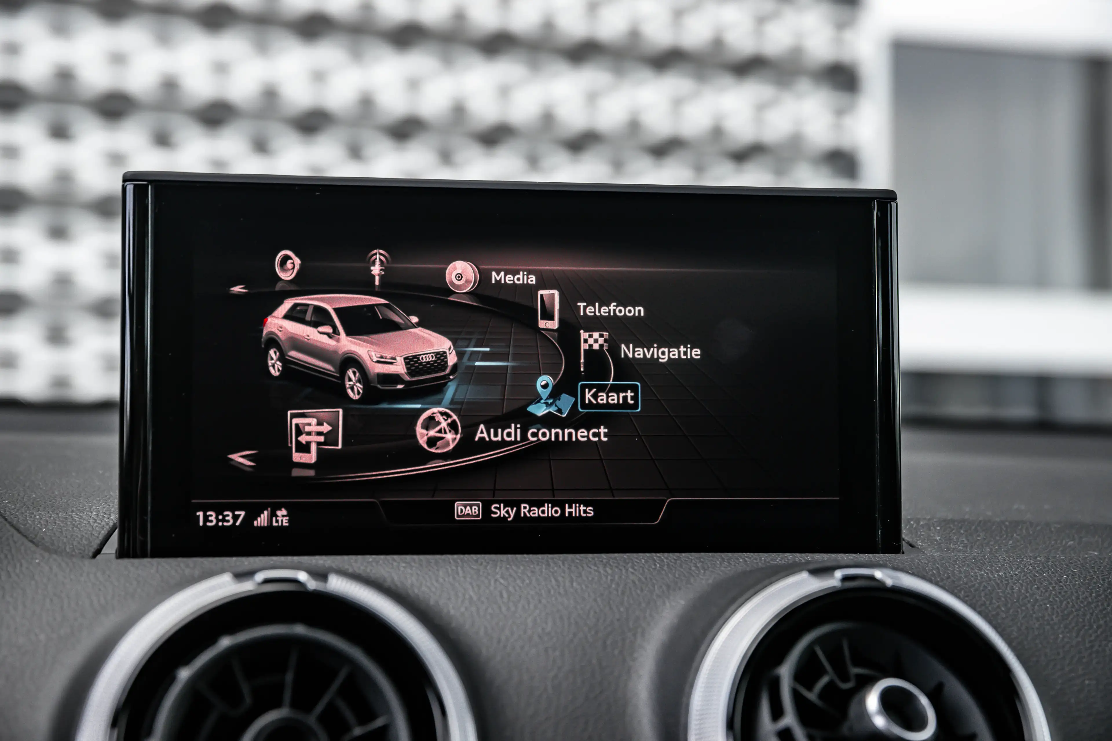 Audi Q2 35 TFSI S Edition — photo 27