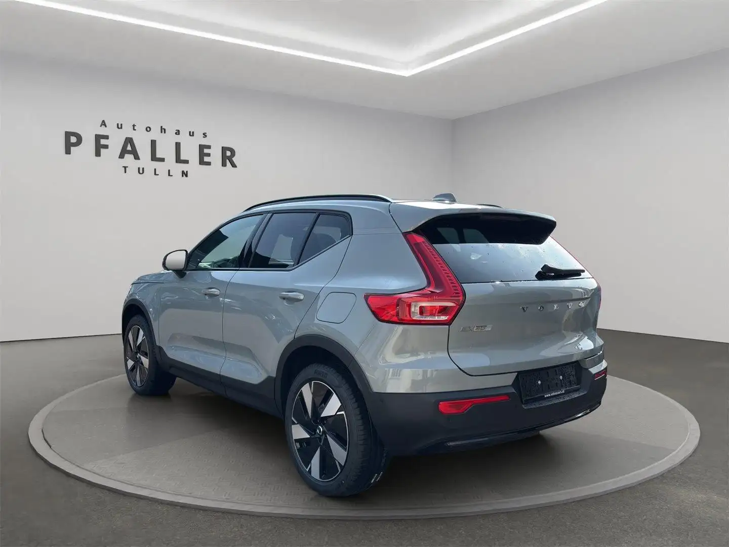 Volvo EX40 Single Motor Extended Range Plus Dark 4LIFE Grau - 2