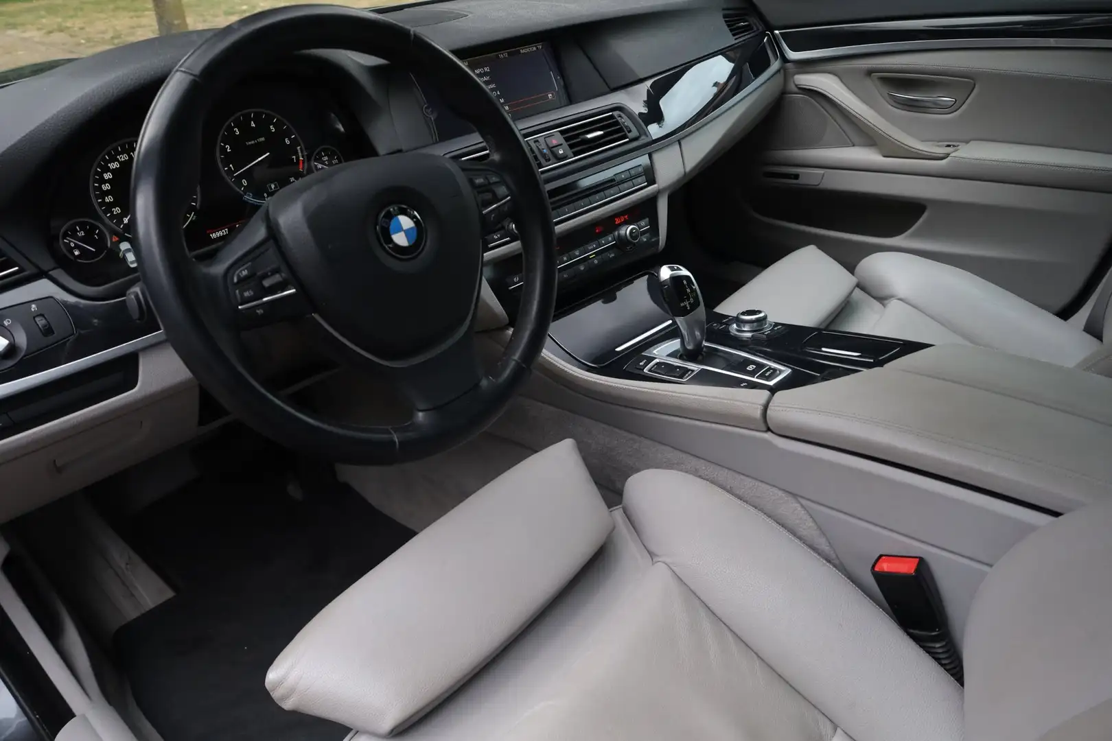 BMW 528 5-serie 528i High Executive Aut. | Panorama | Luxe Grau - 2
