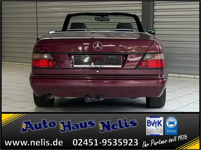 Mercedes-Benz 220 view 4