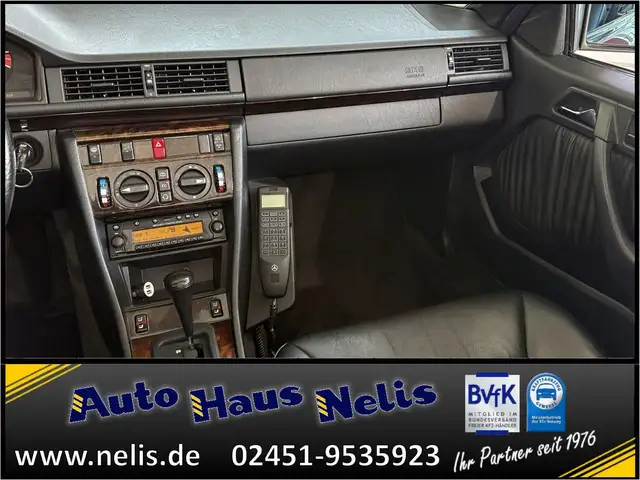 Mercedes-Benz 220 view 12