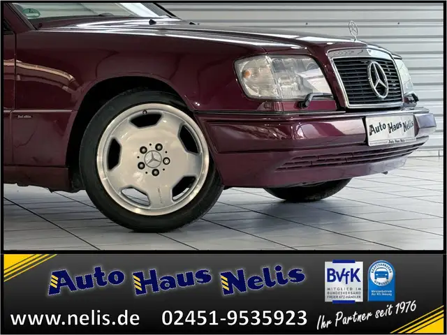 Mercedes-Benz 220 view 2