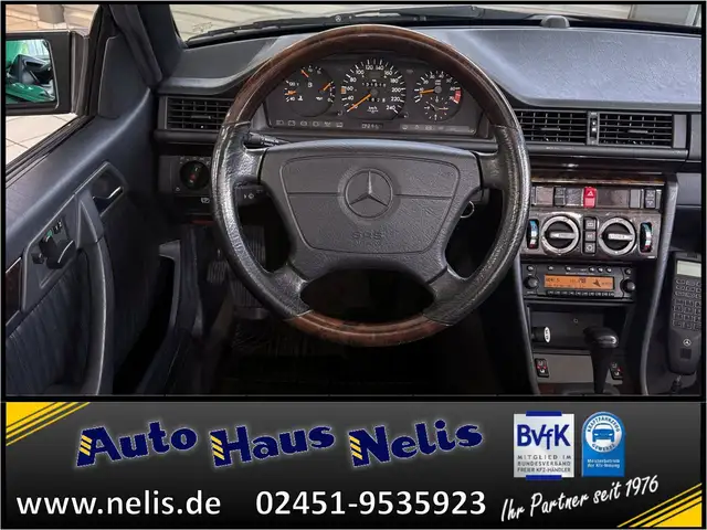Mercedes-Benz 220 view 10