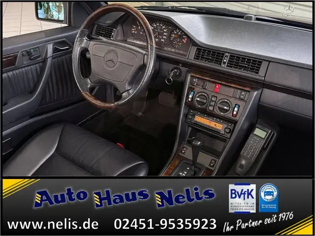 Mercedes-Benz 220 view 13