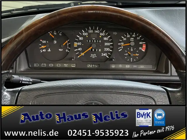 Mercedes-Benz 220 view 11
