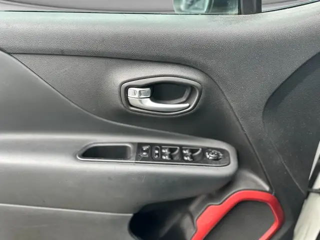 Jeep Renegade view 4