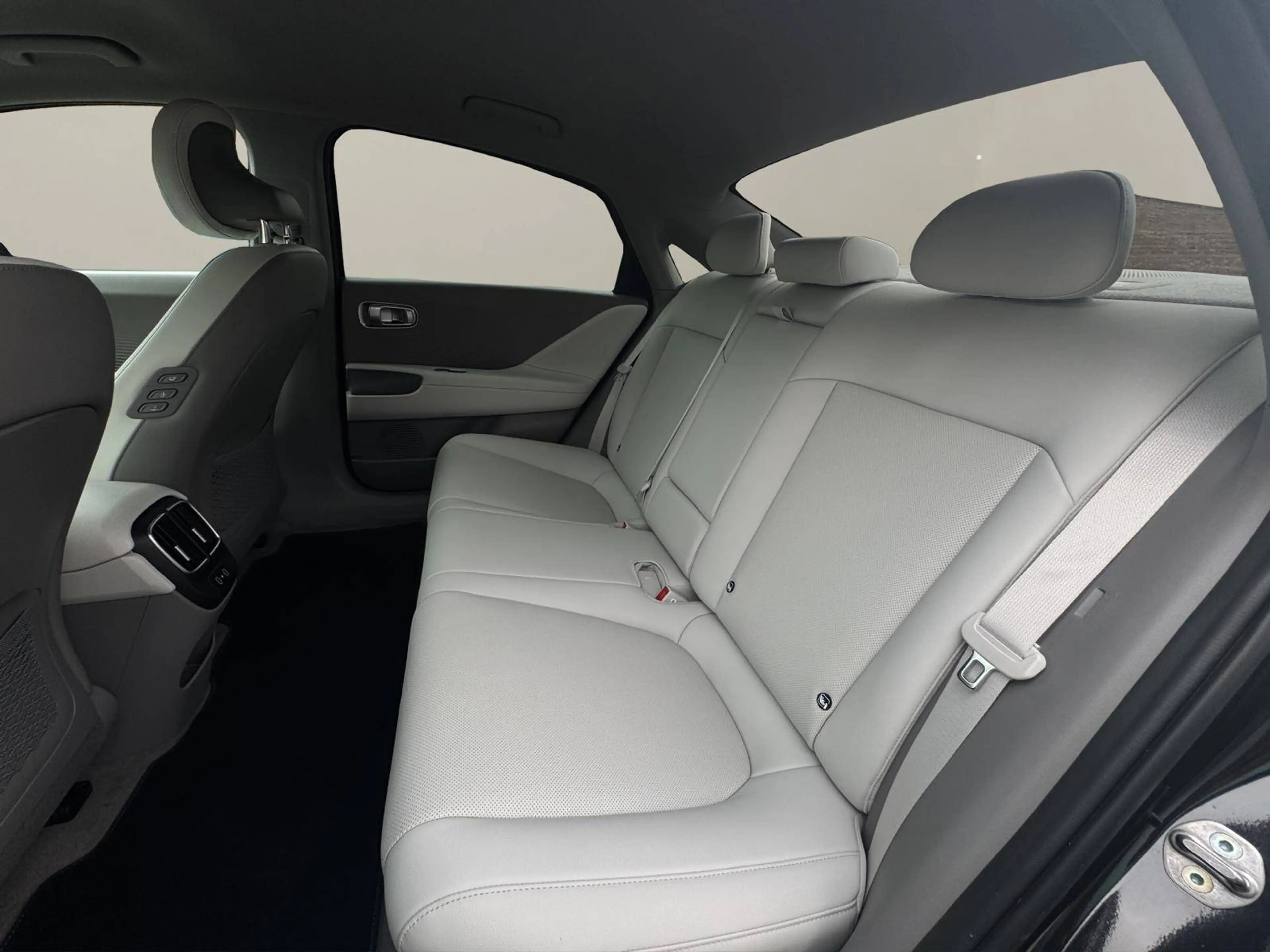 Hyundai IONIQ 6 Uniq Elektro 4WD! Sofort Verfügbar! Neuzustand! Wenig Kilometer! — photo 11