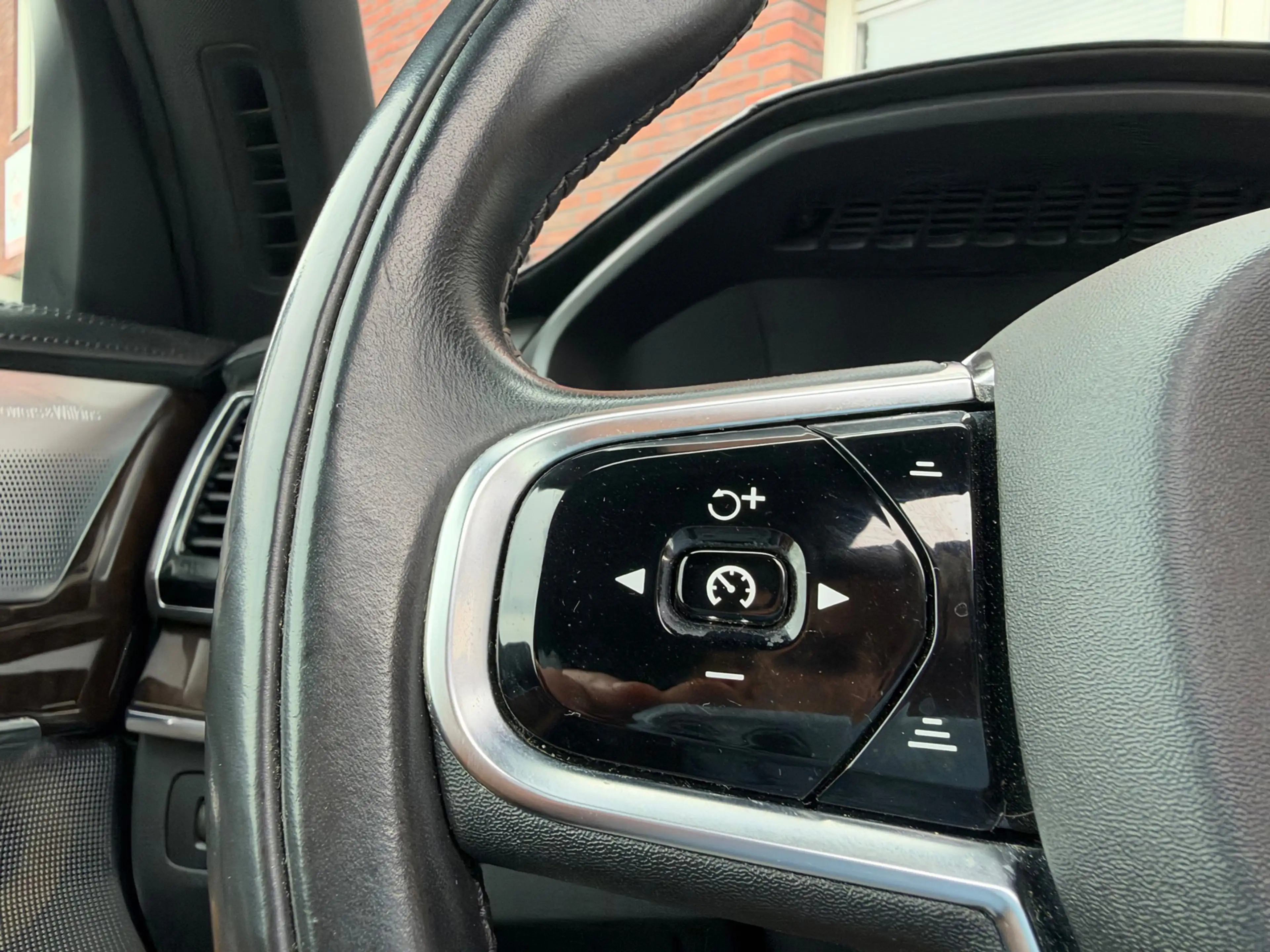 Volvo XC90 2.0 T8 Twin Engine AWD Inscription / Pano / Leder — photo 33