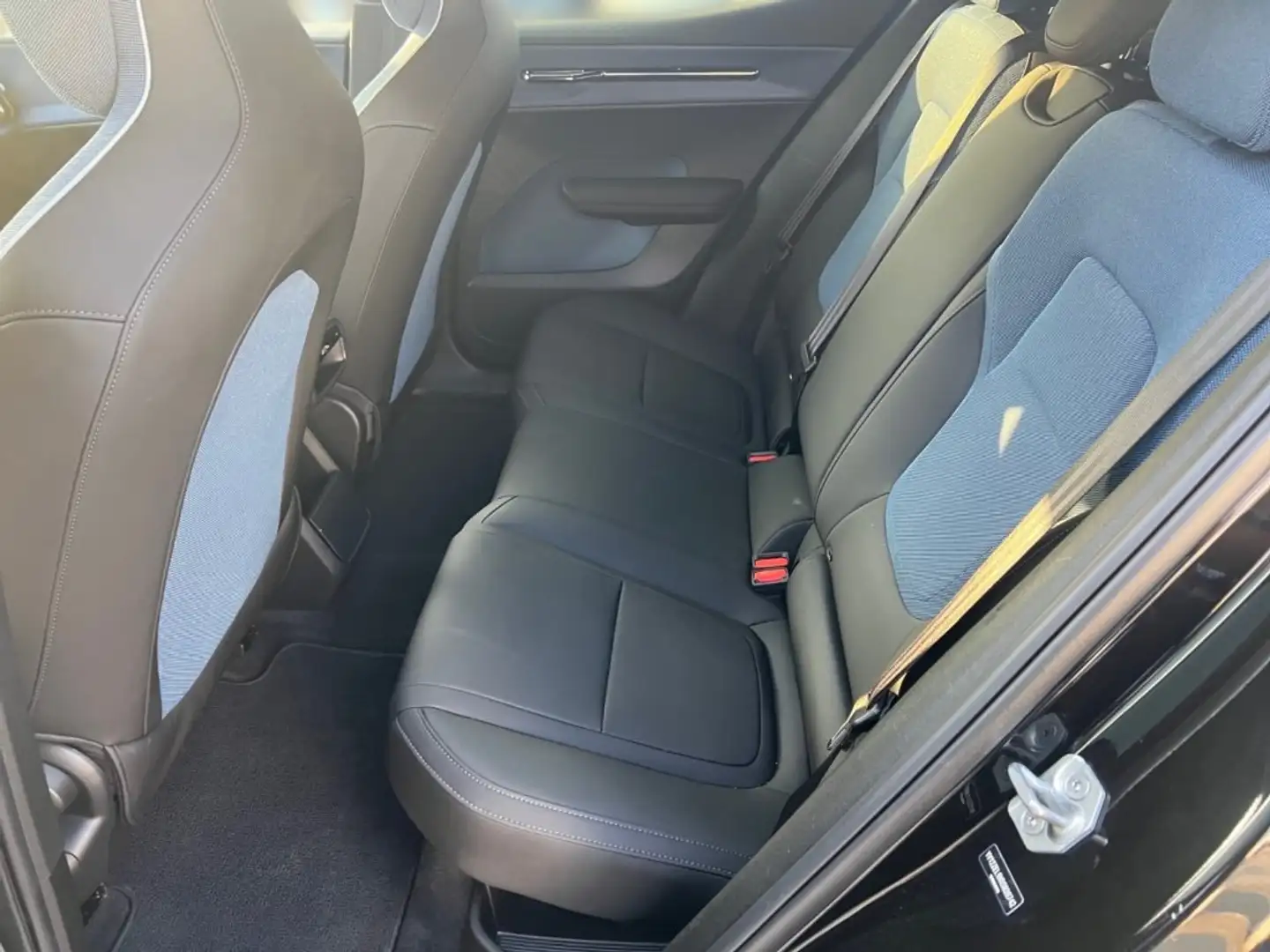 Volvo EX30 Single Motor Extended Range 69kWh Plus Schwarz - 2