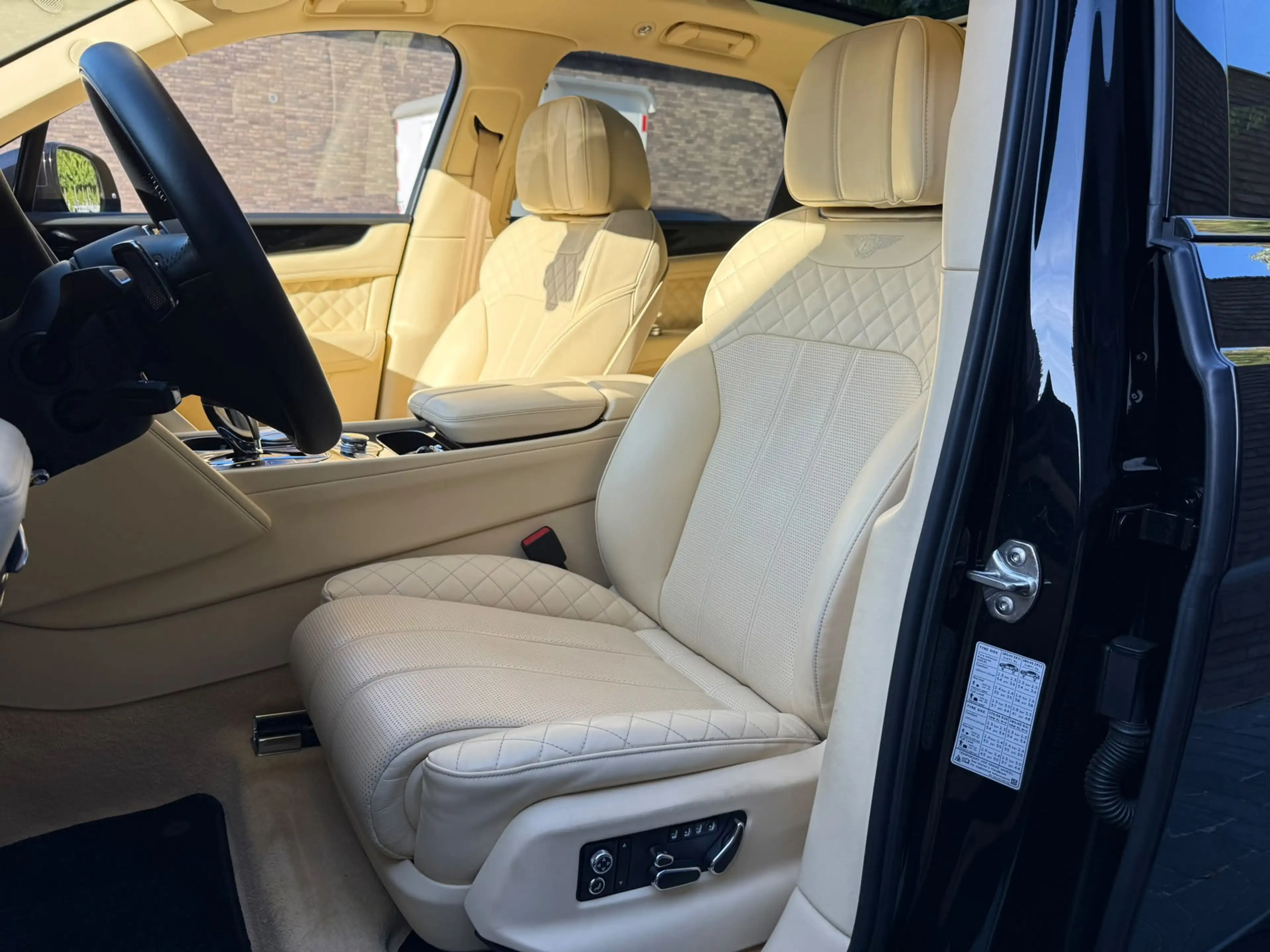 Bentley Bentayga 4.0 V8, Mulliner, NIEUWSTAAT!!, NAIM, 22'', DEALER — photo 14