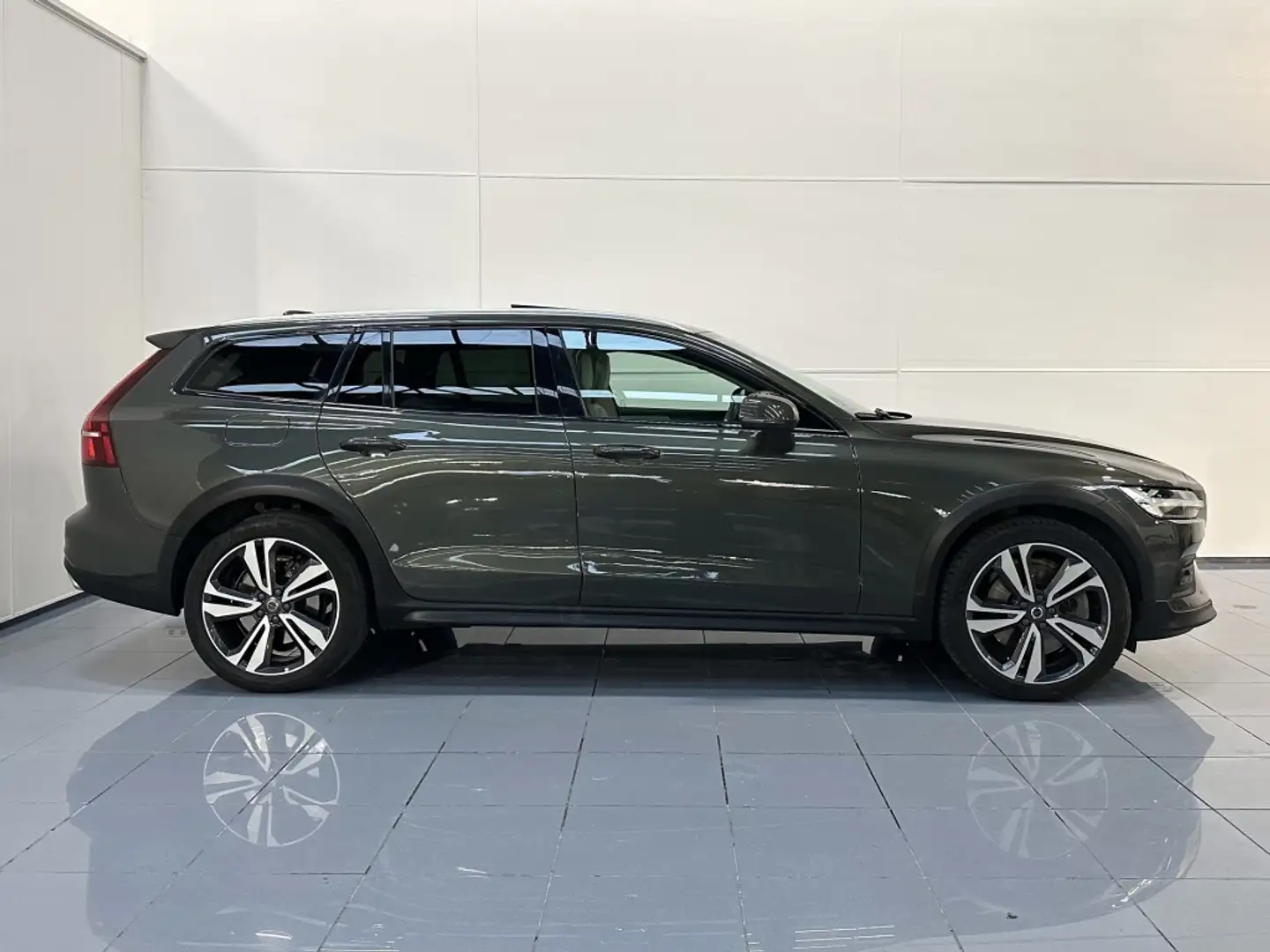 Volvo V60 Cross Country B5 Pro AWD Aut. 250 Gris - 2