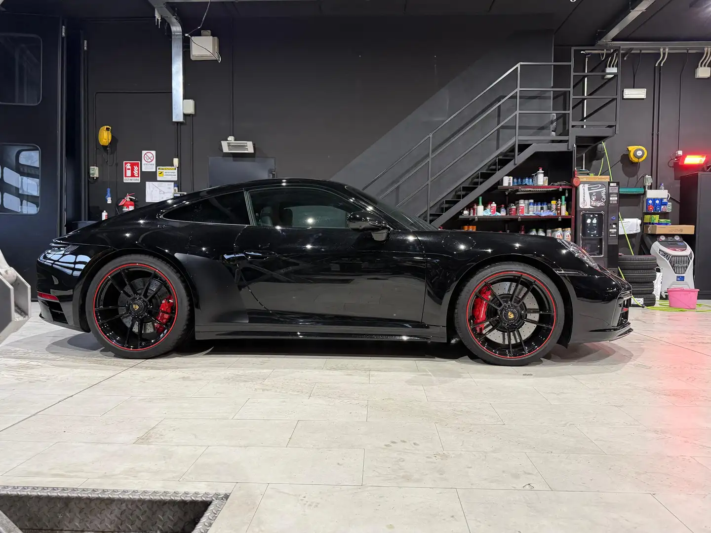 Porsche 992 911 Coupe 3.0 Carrera  GTS auto Schwarz - 1