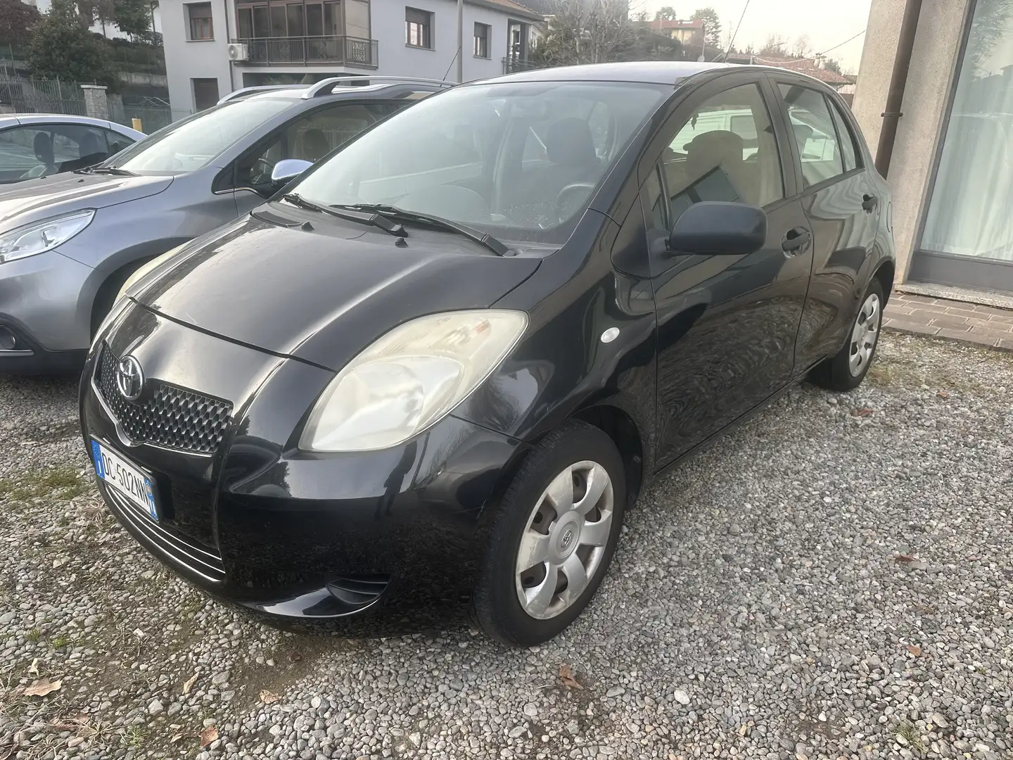 Toyota Yaris 5p 1.0 Nero - 1