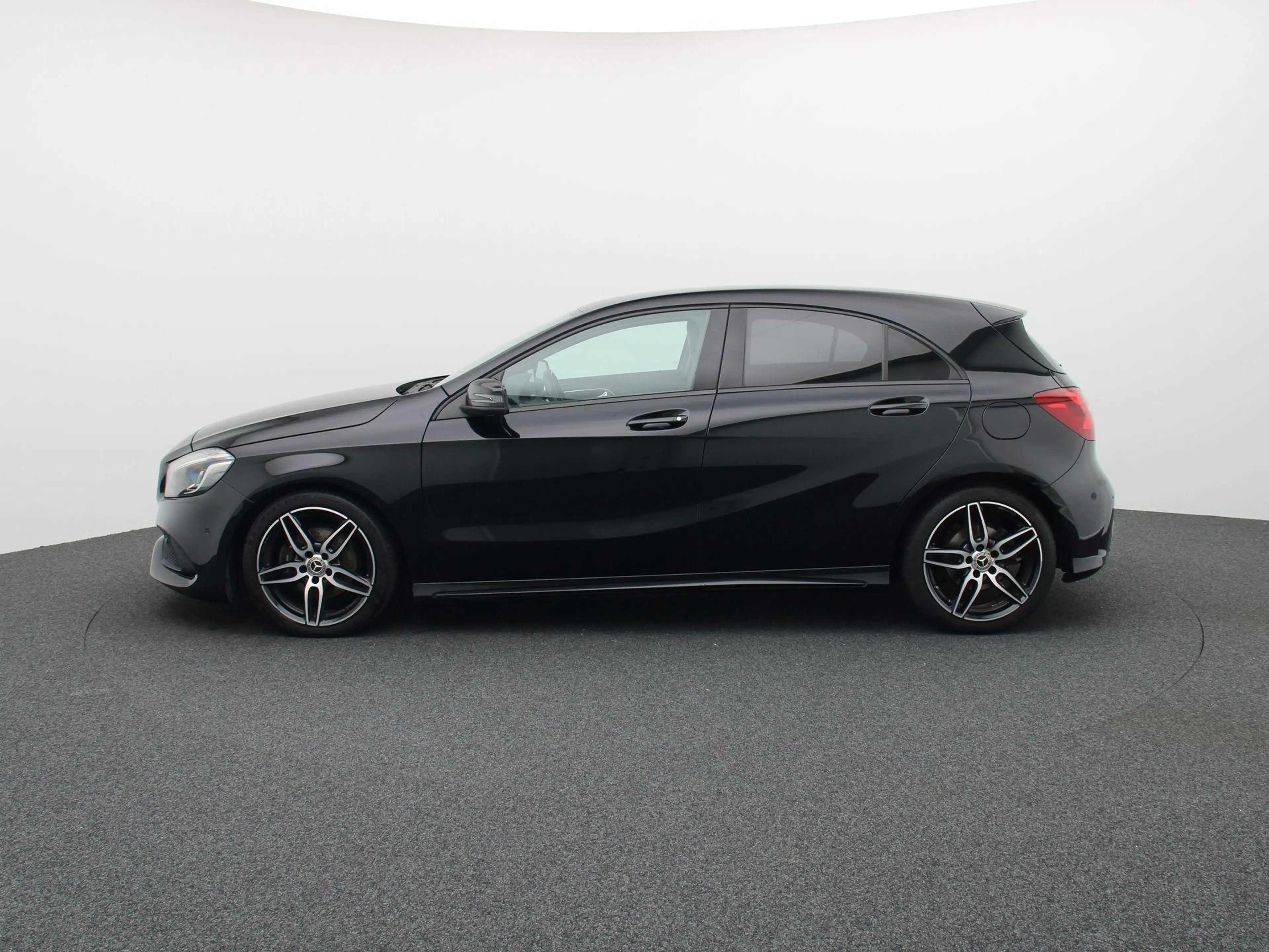 Mercedes-Benz A 180 A AMG LINE + DCT+NAVI+PDC — photo 4
