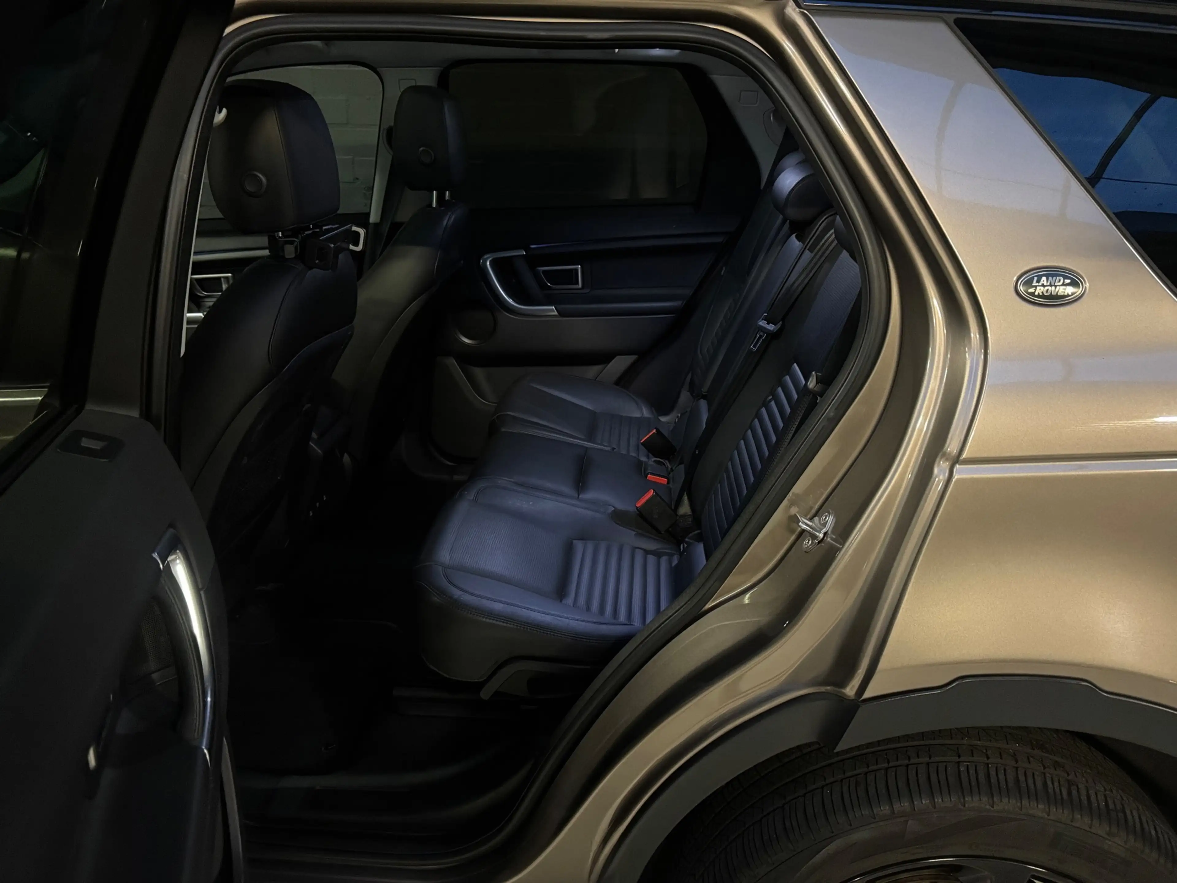 Land Rover Discovery Sport 2.0 Si4 4WD HSE Luxury — photo 11