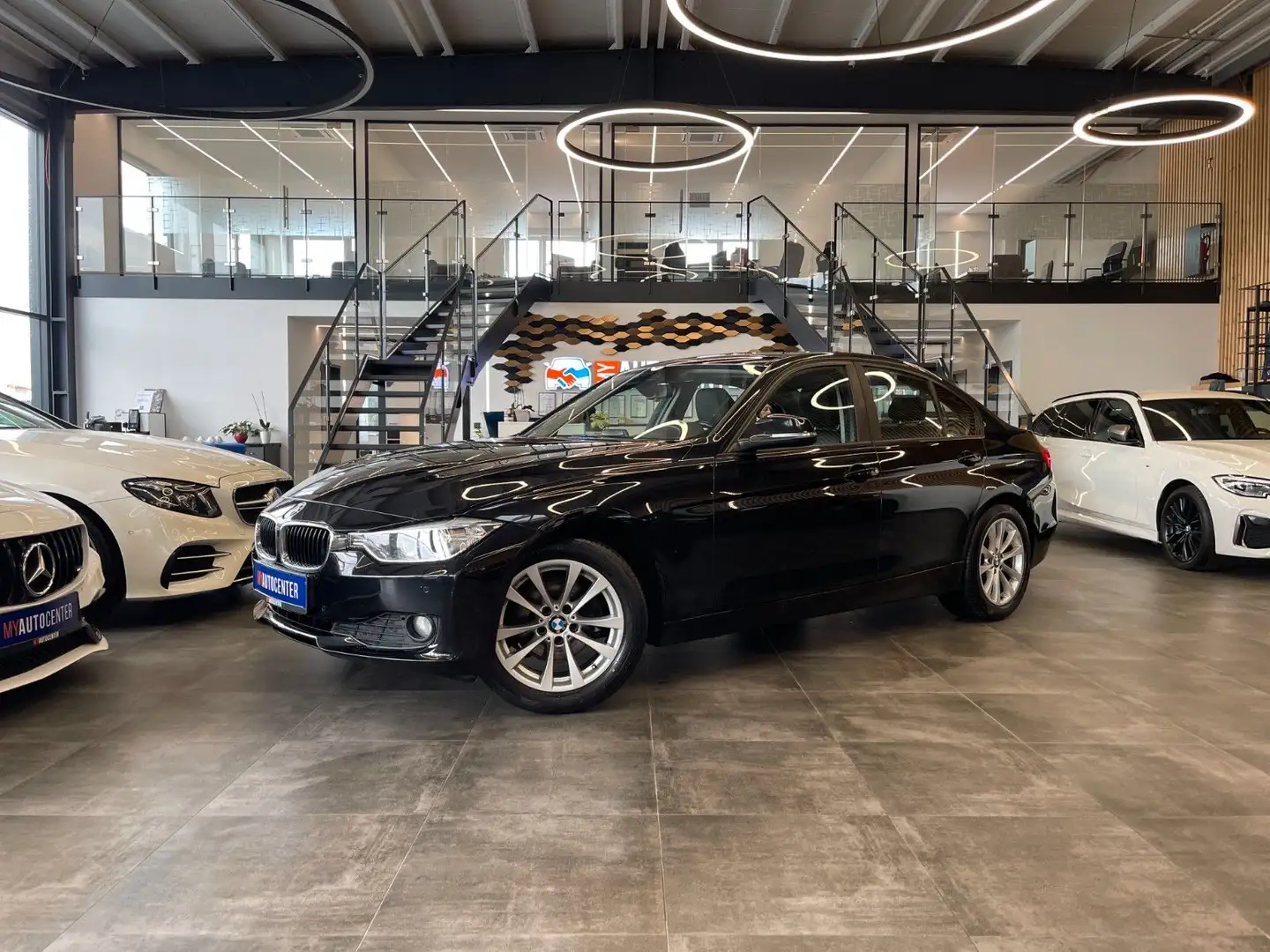BMW 320 d Limousine F30*NAVI*XENON*AHK*LEDER* Noir - 1