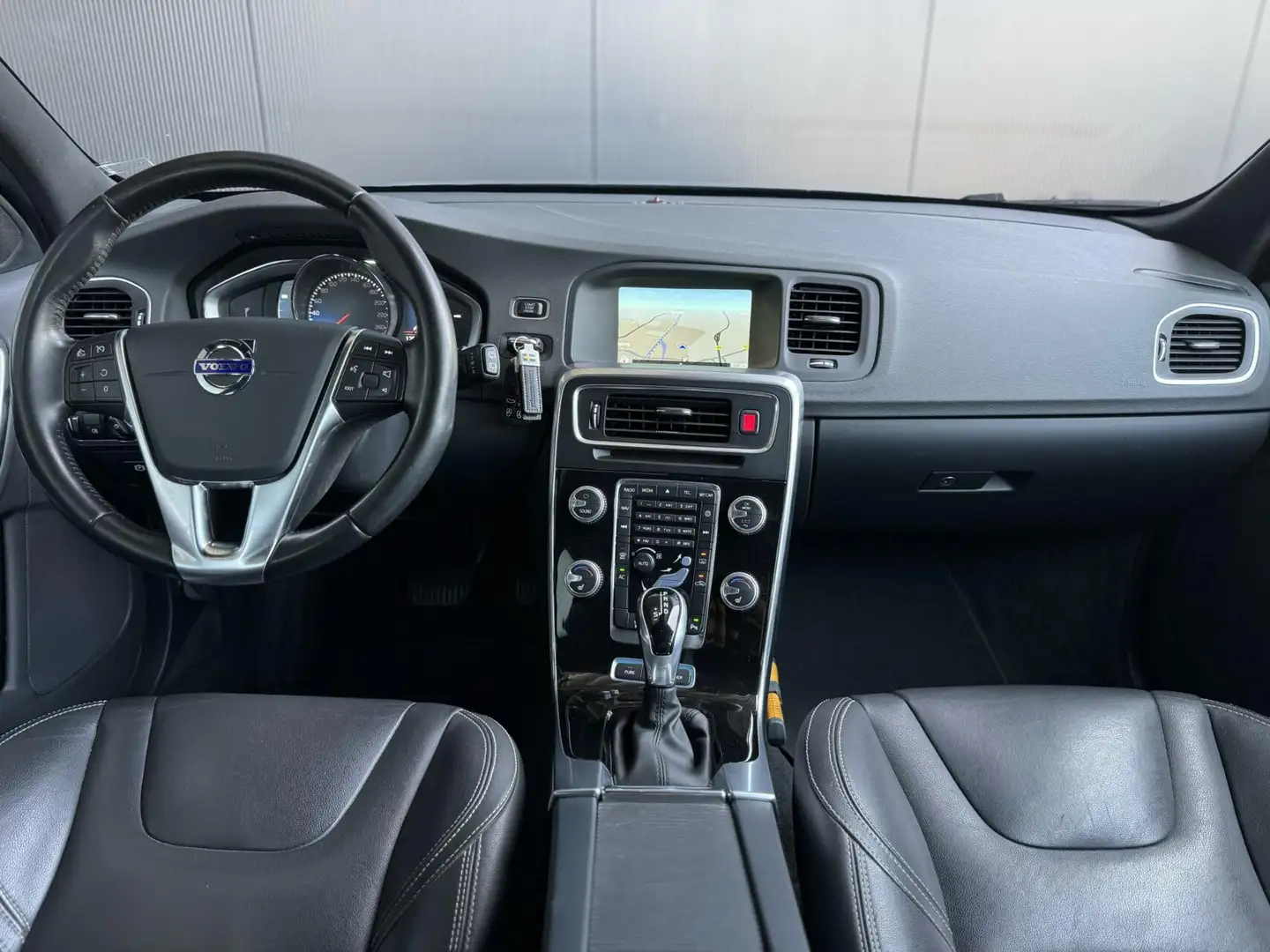 Volvo V60 2.4 D5 Twin Engine Special Edition NL AUTO*TR HAAK Grijs - 2