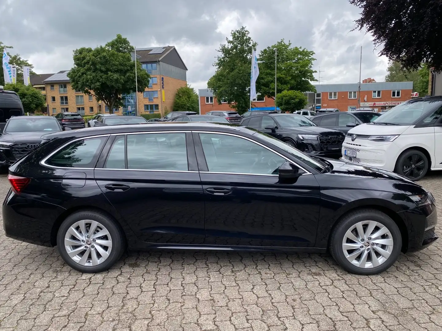 Skoda Octavia Combi 2.0 TDI DSG Selection Schwarz - 2
