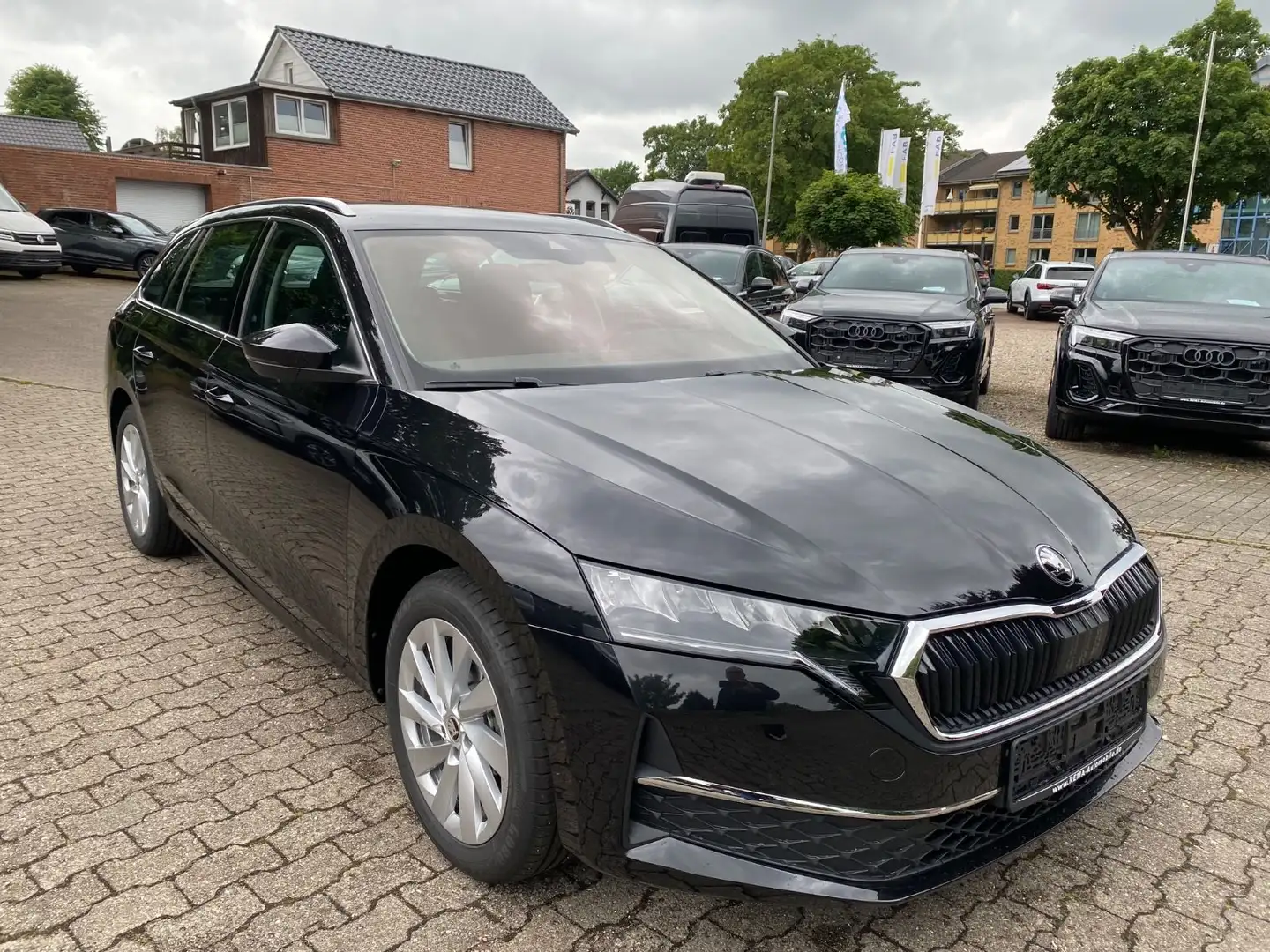 Skoda Octavia Combi 2.0 TDI DSG Selection Schwarz - 1
