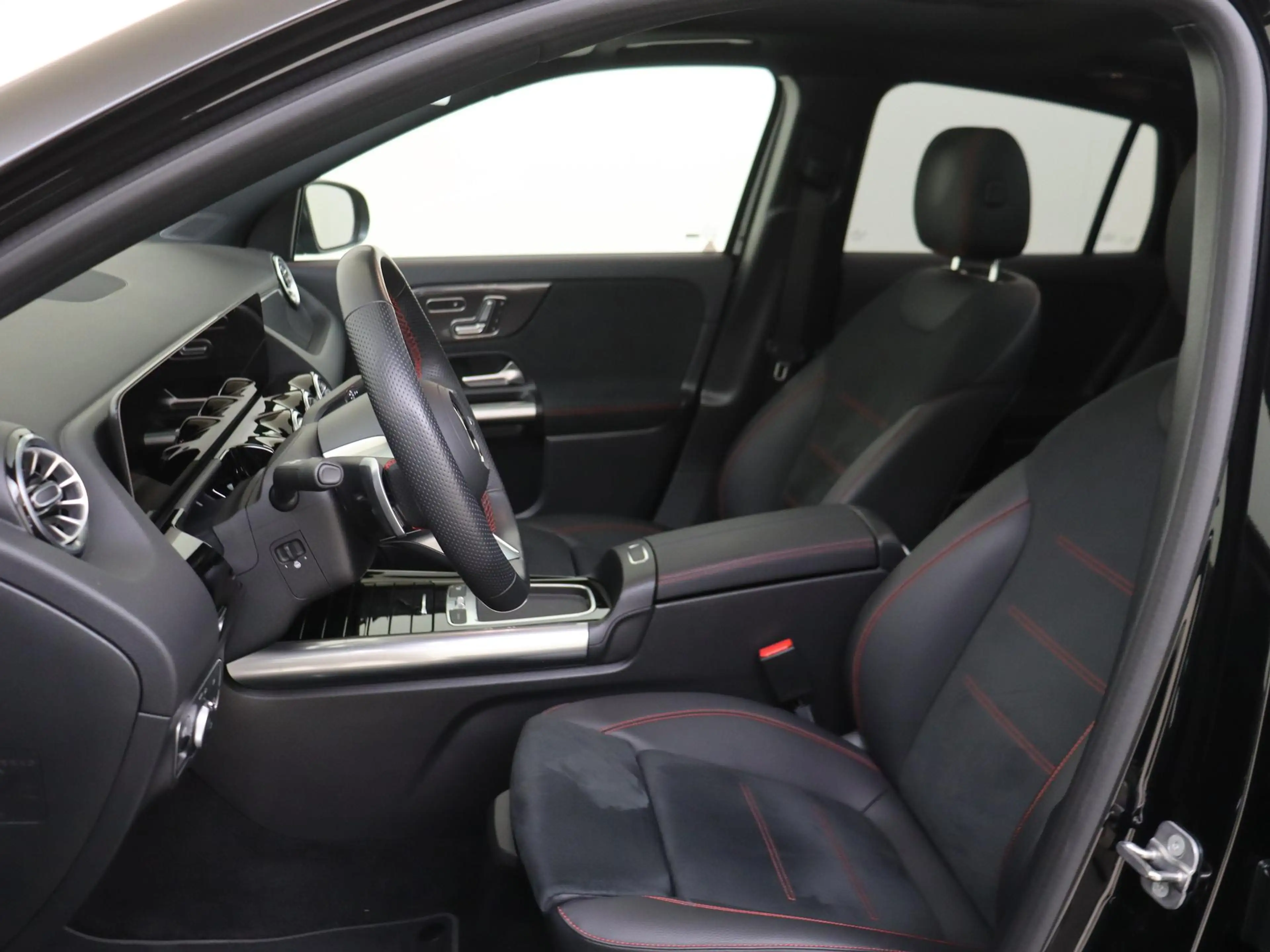 Mercedes-Benz GLA 180 AMG Line Premium Plus /Panoramadak /Memory /HUD /3 — photo 4