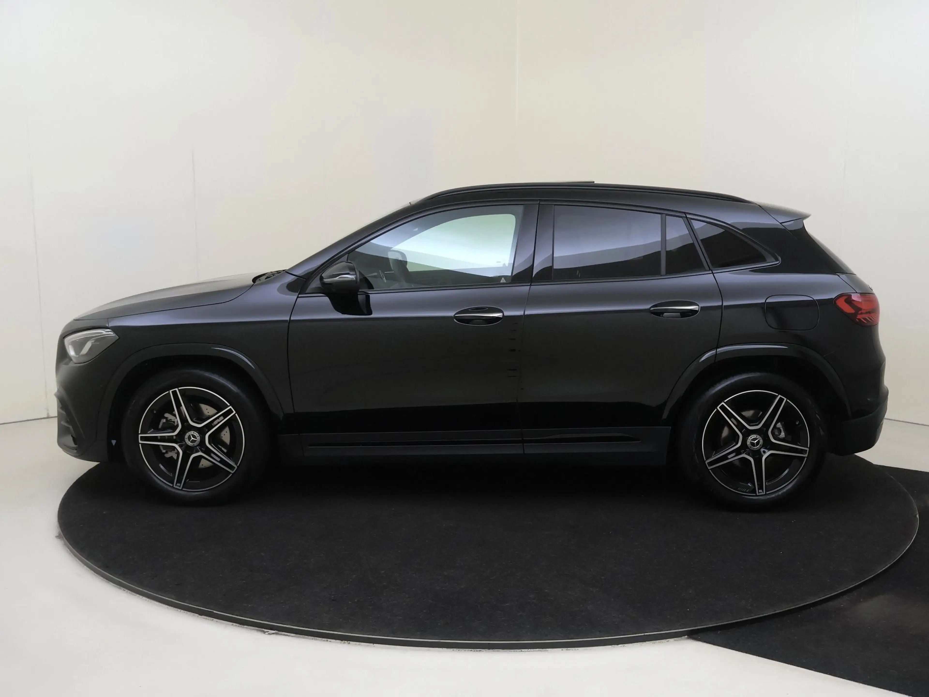 Mercedes-Benz GLA 180 AMG Line Premium Plus /Panoramadak /Memory /HUD /3 — photo 9
