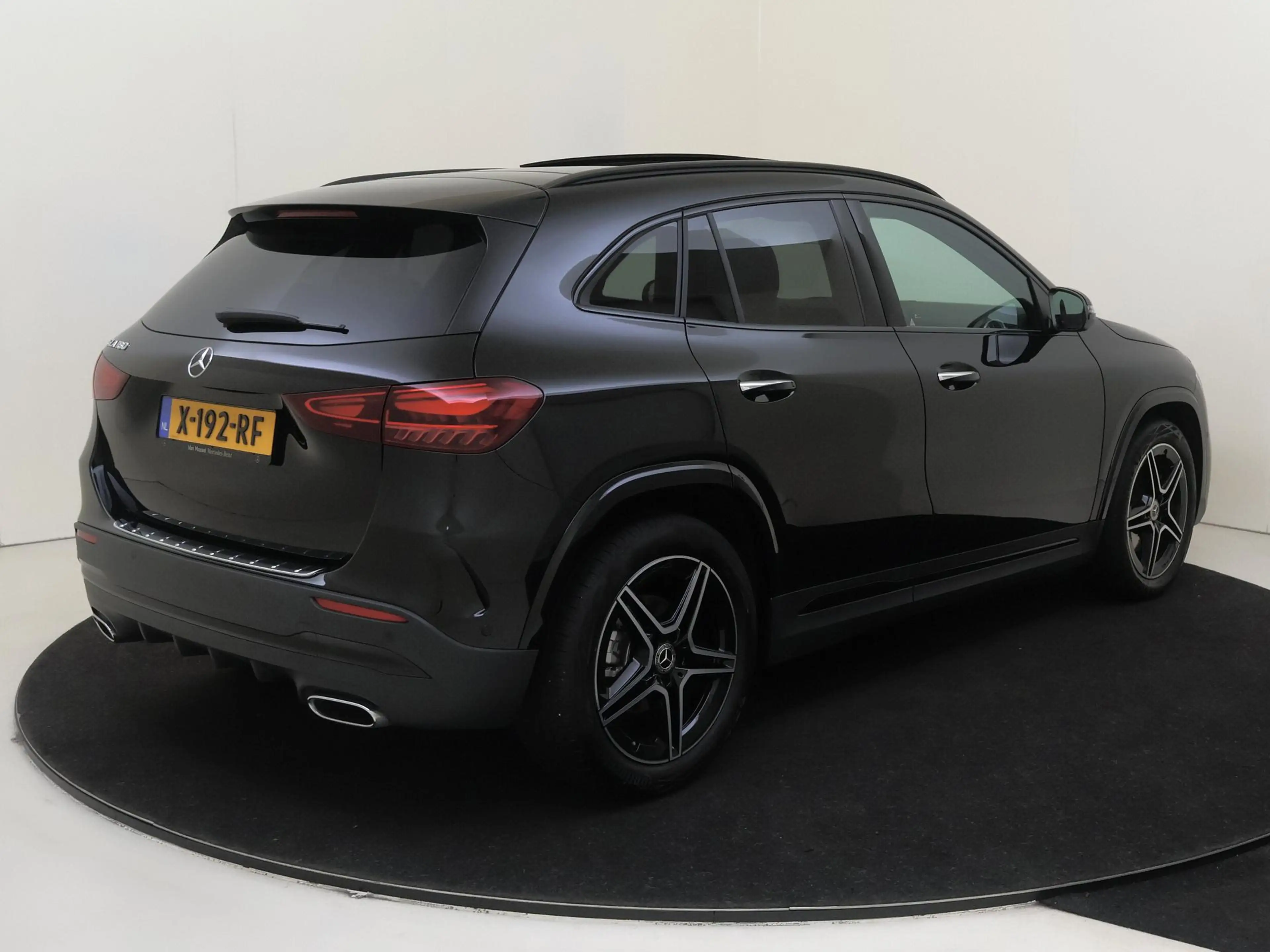 Mercedes-Benz GLA 180 AMG Line Premium Plus /Panoramadak /Memory /HUD /3 — photo 2