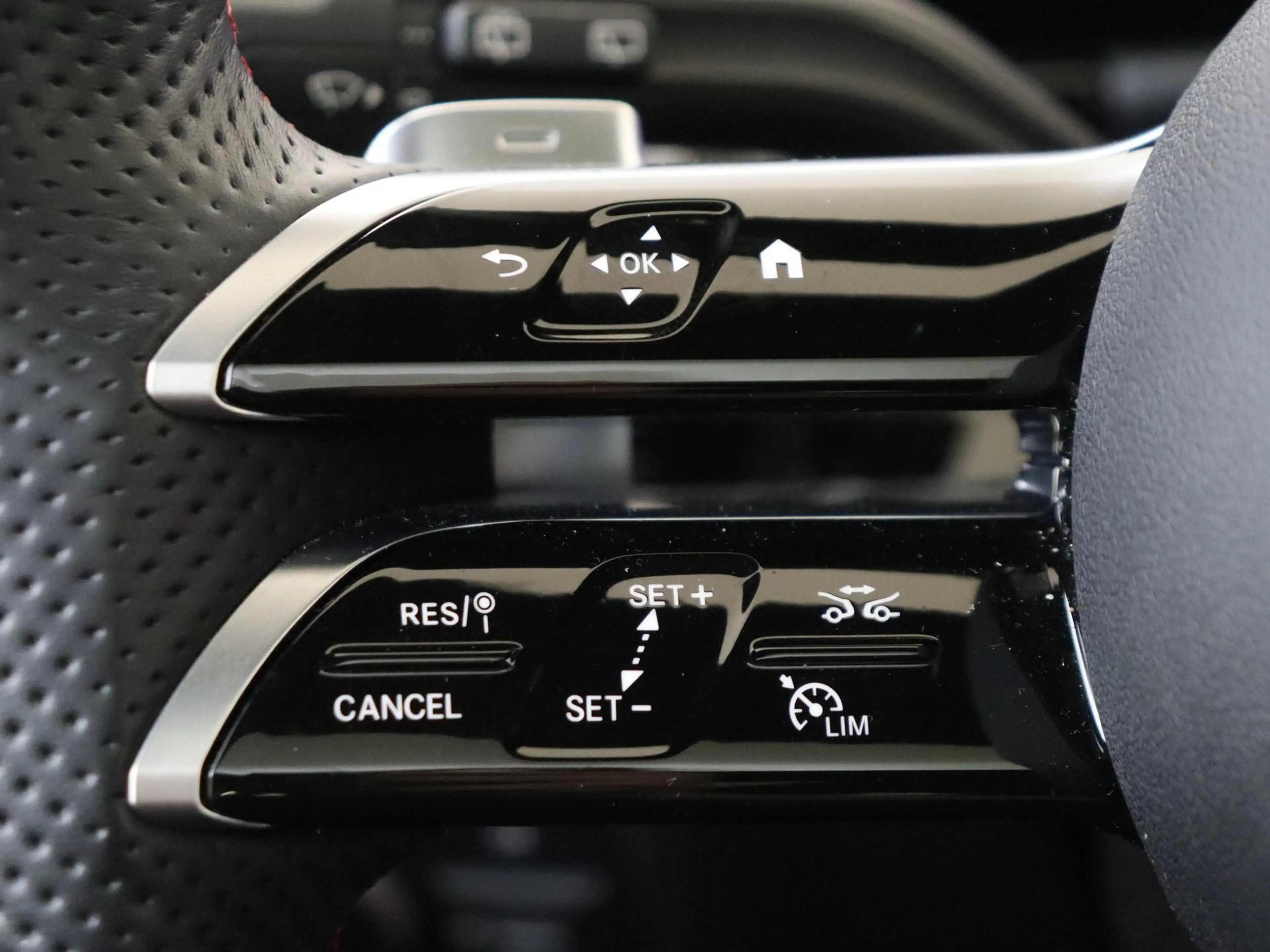 Mercedes-Benz GLA 180 AMG Line Premium Plus /Panoramadak /Memory /HUD /3 — photo 13