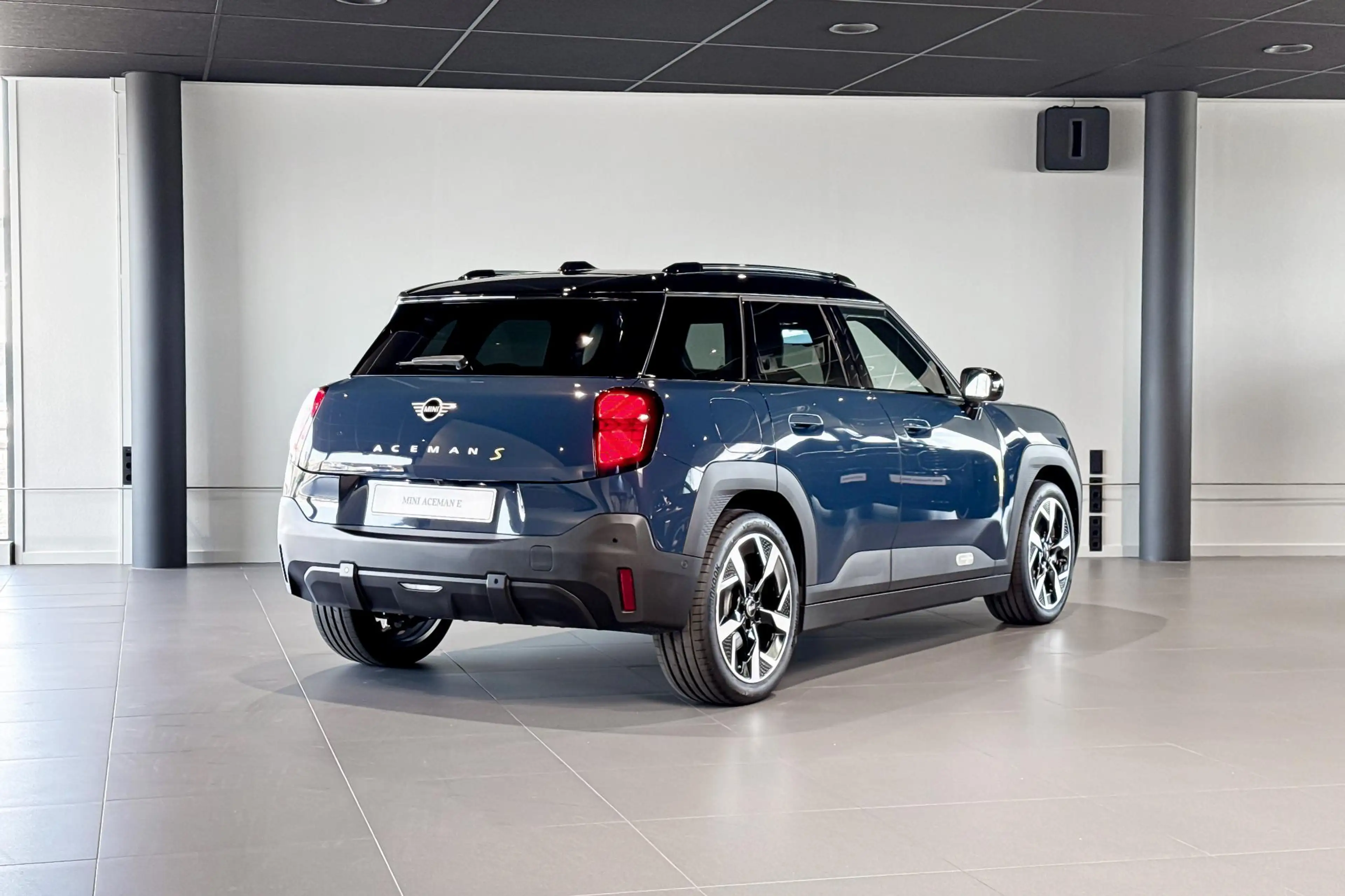 MINI Aceman SE Classic M 54.2 kWh | 18 Inch Slide Spoke 2-tone — photo 6