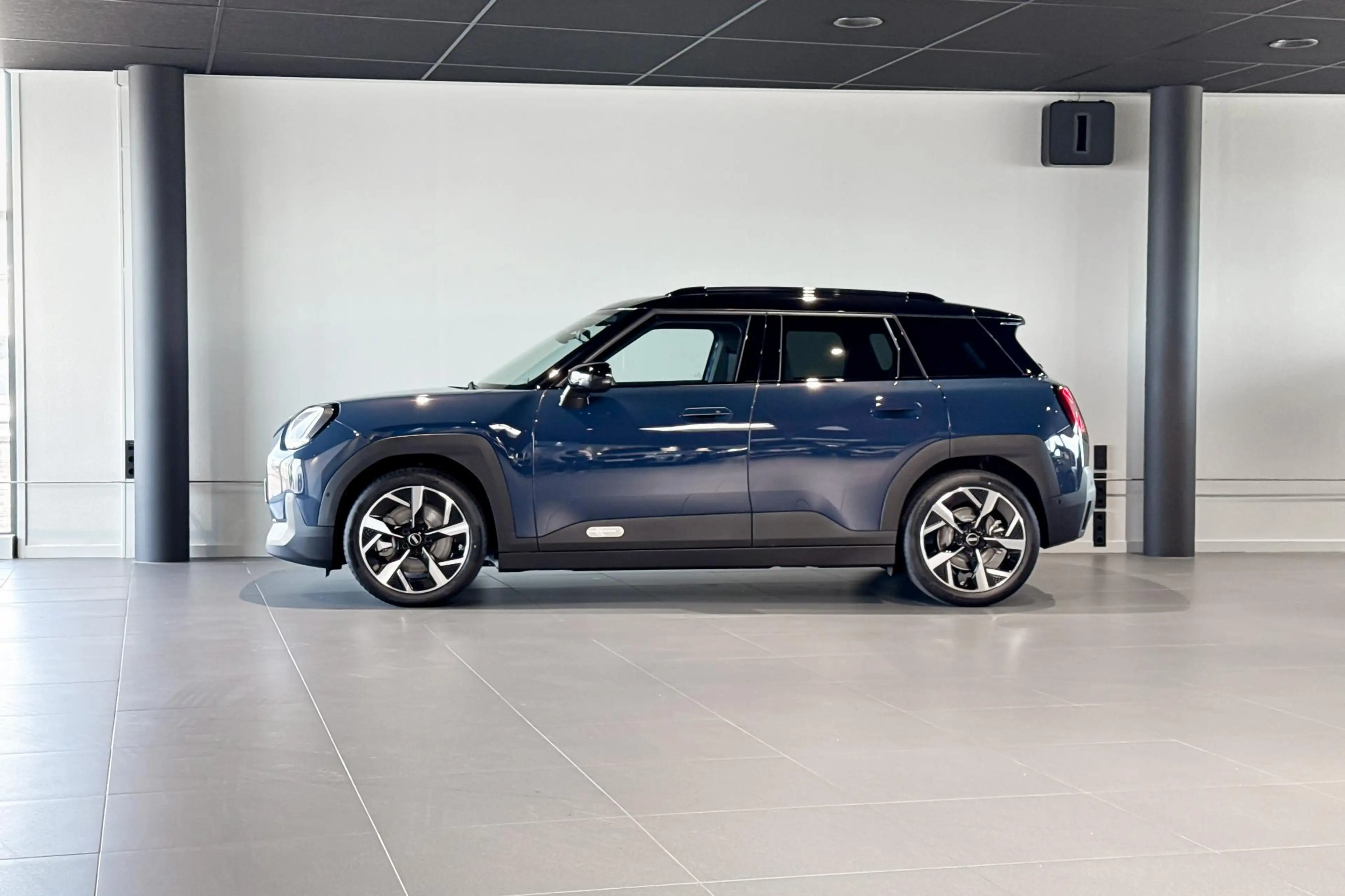 MINI Aceman SE Classic M 54.2 kWh | 18 Inch Slide Spoke 2-tone — photo 2