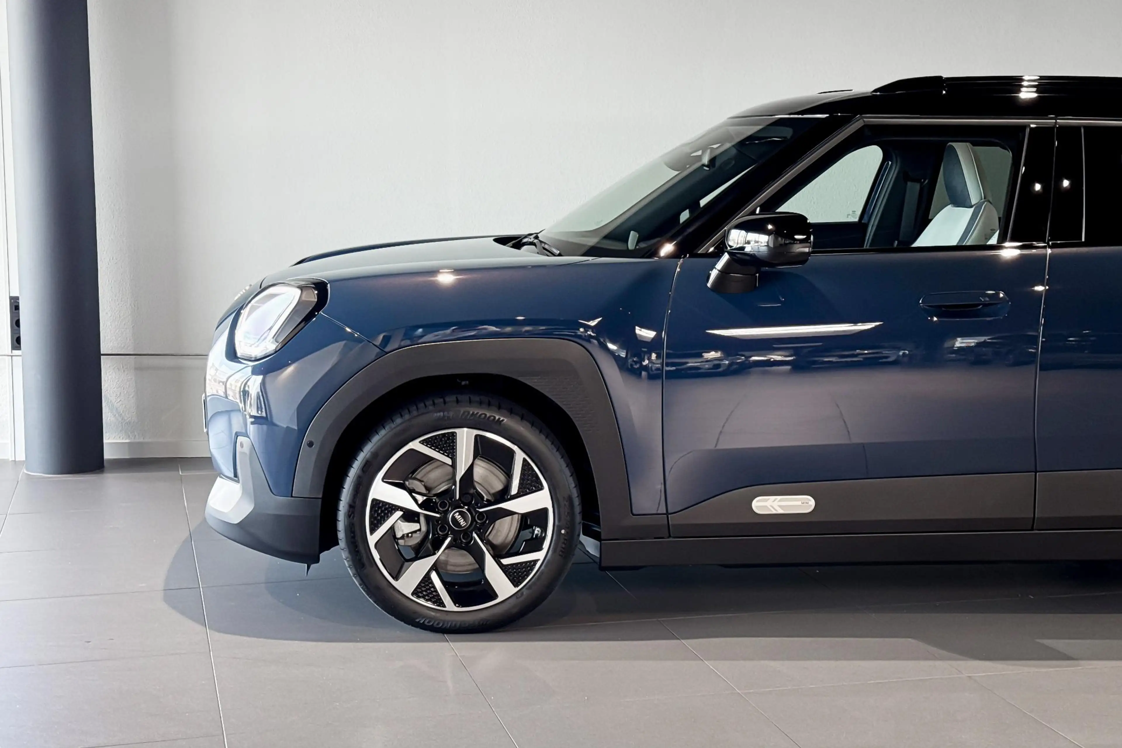 MINI Aceman SE Classic M 54.2 kWh | 18 Inch Slide Spoke 2-tone — photo 4