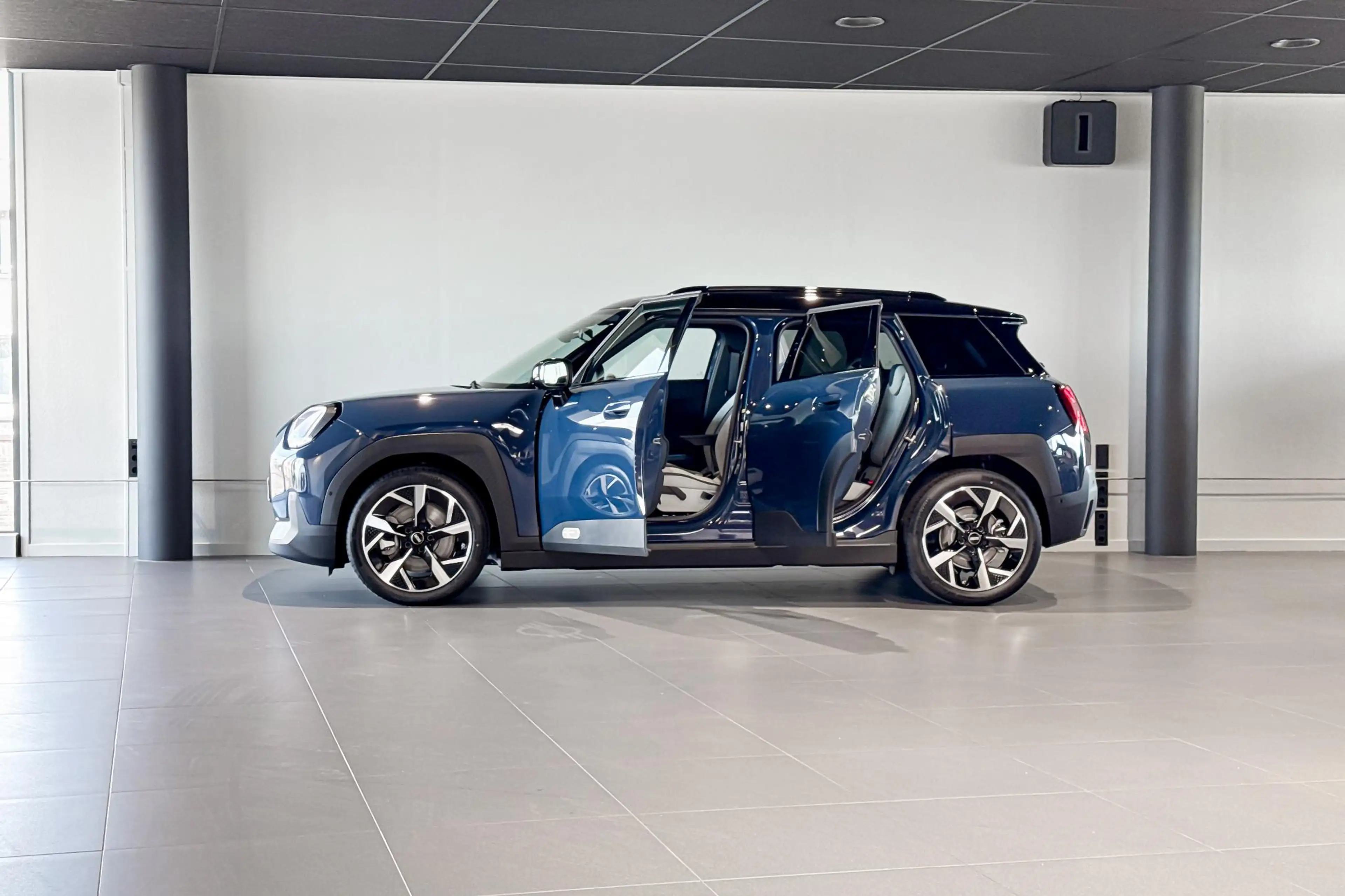 MINI Aceman SE Classic M 54.2 kWh | 18 Inch Slide Spoke 2-tone — photo 3