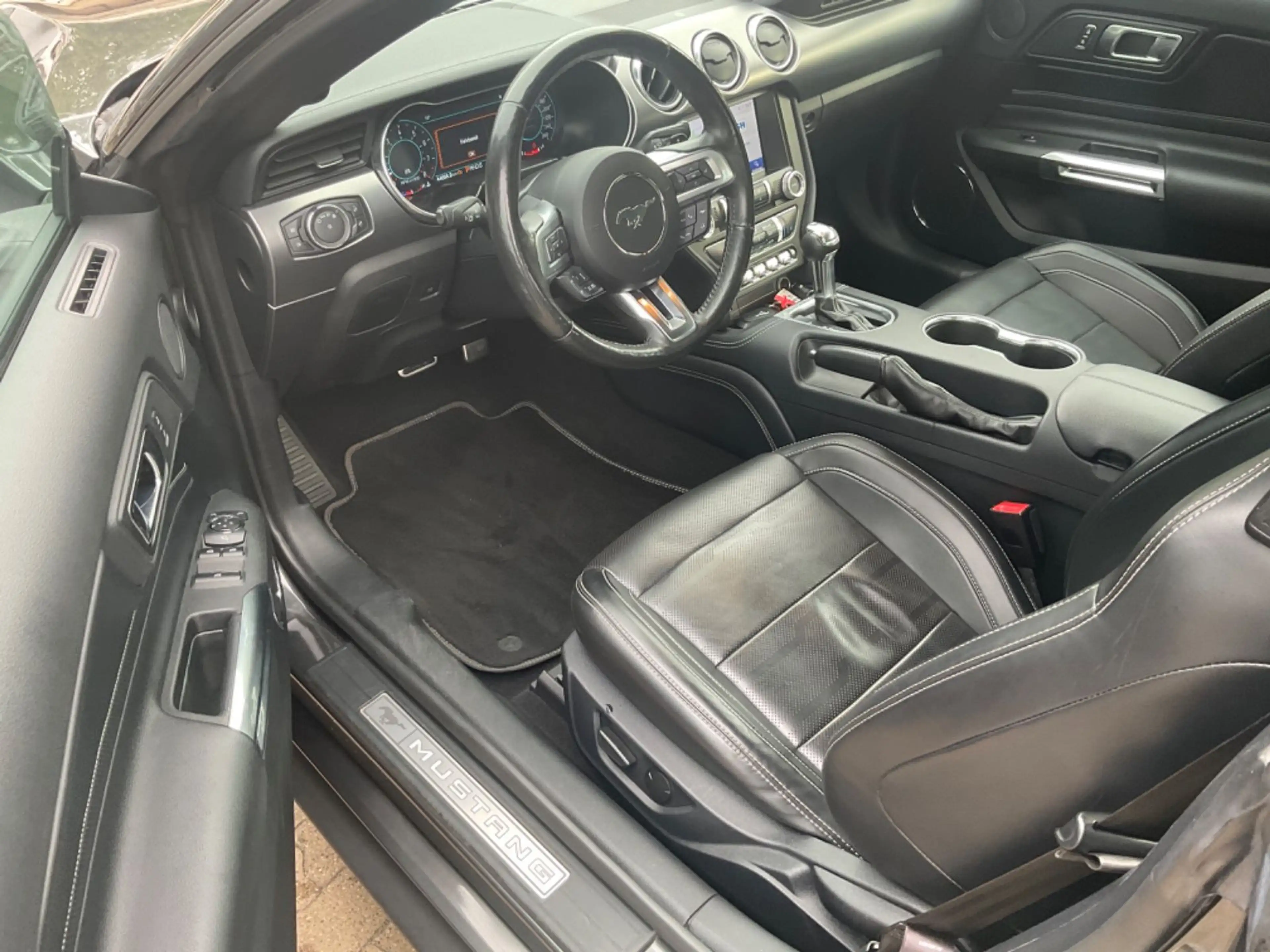 Ford Mustang GT Cabrio TÜV 05.2028 — photo 9