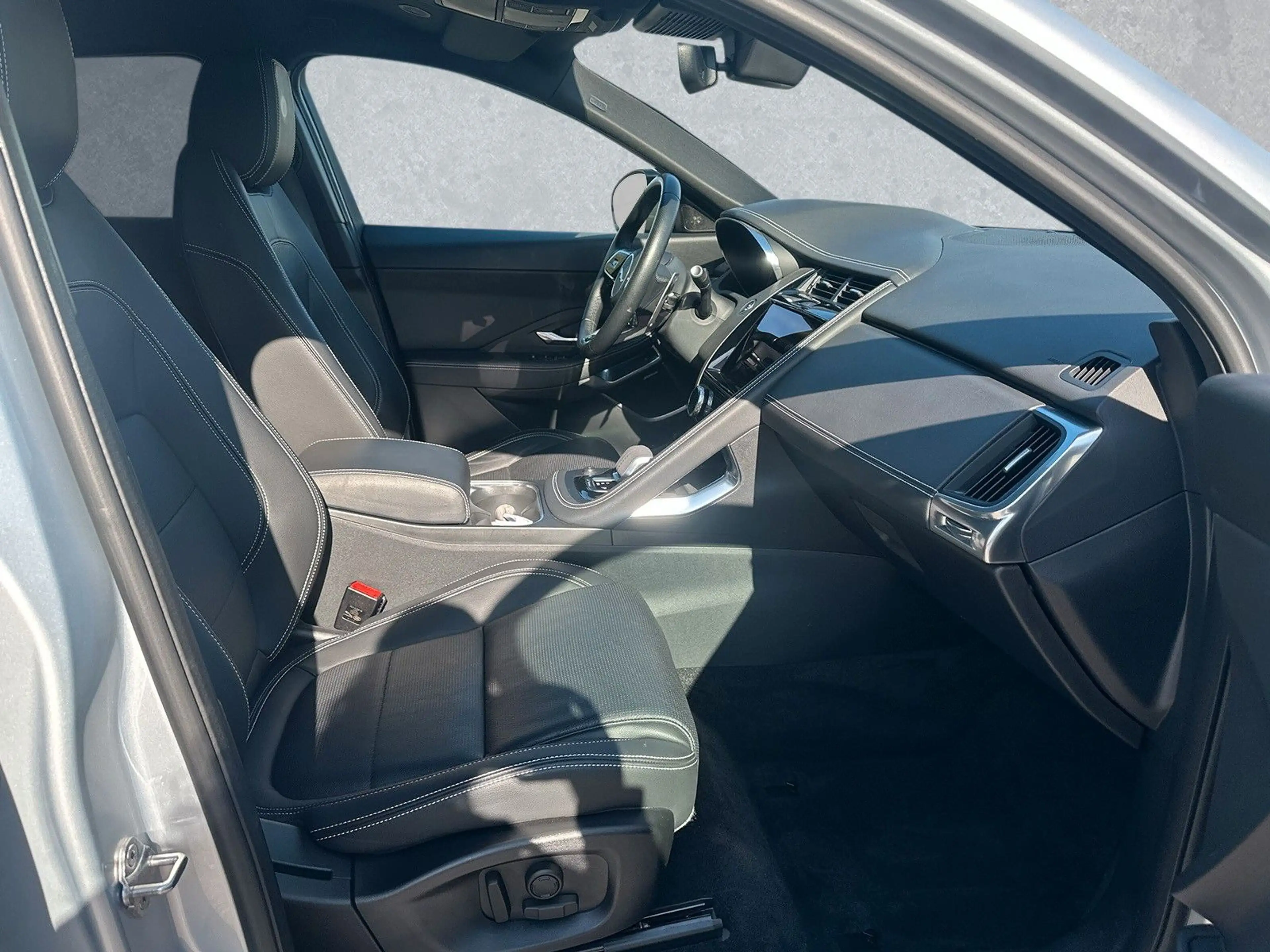 Jaguar E-Pace D200 AWD R-DYNAMIC SE AHK ACC LED — photo 3