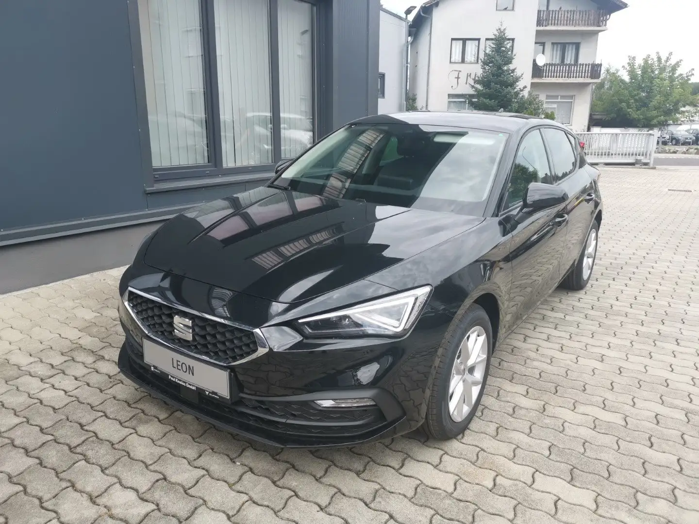 SEAT Leon 1.5 eTSI 85 kW Style DSG Schwarz - 1