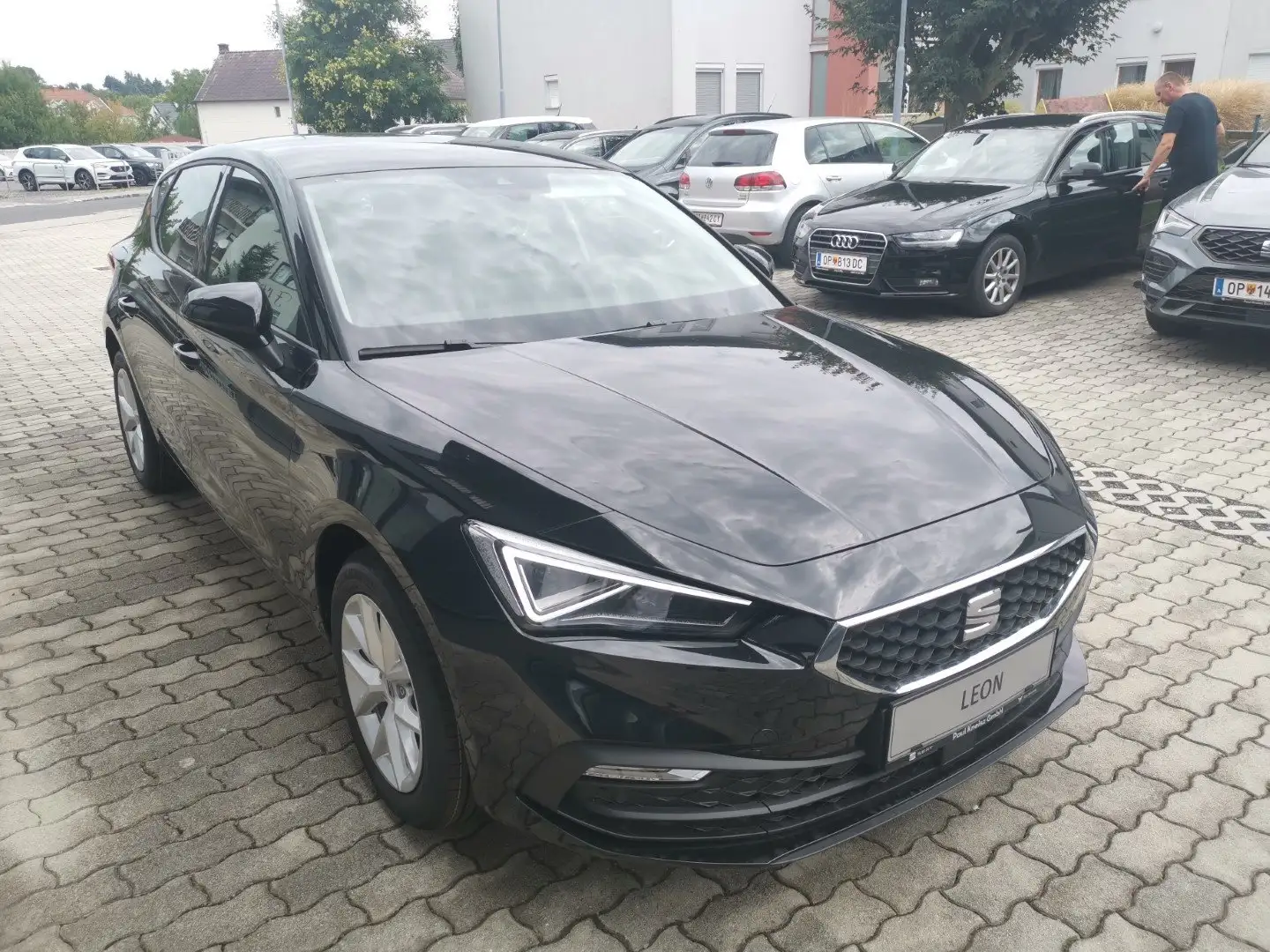 SEAT Leon 1.5 eTSI 85 kW Style DSG Schwarz - 2
