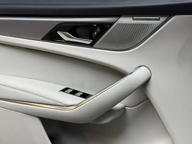 Jaguar F-Pace view 10